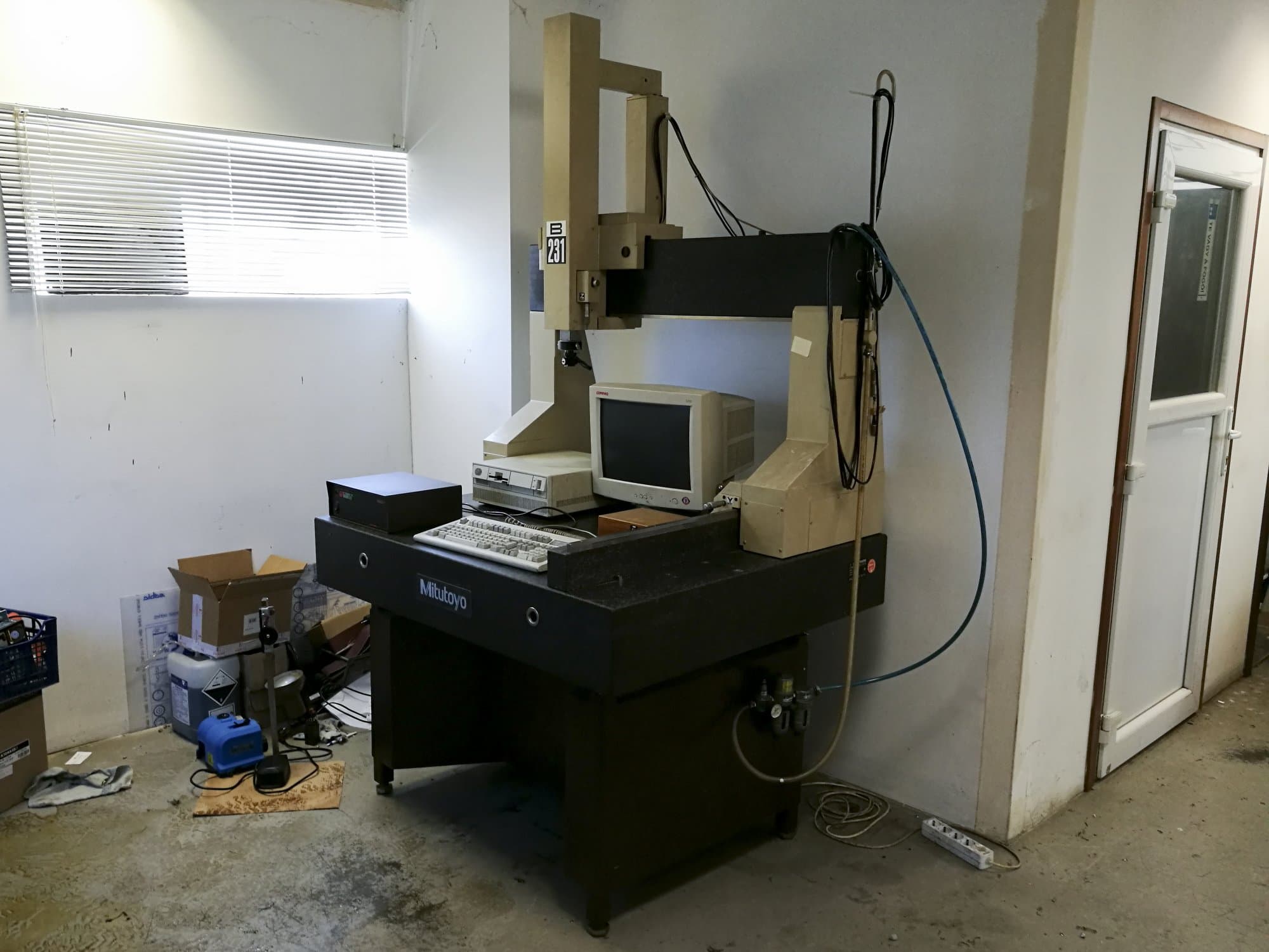 Prikaz stroja Mitutoyo B-231 zdesna