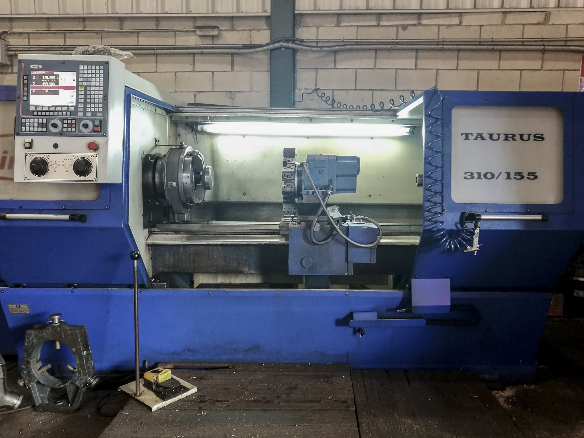Prikaz 1 stroja Pinacho Taurus 310/155 sprijeda