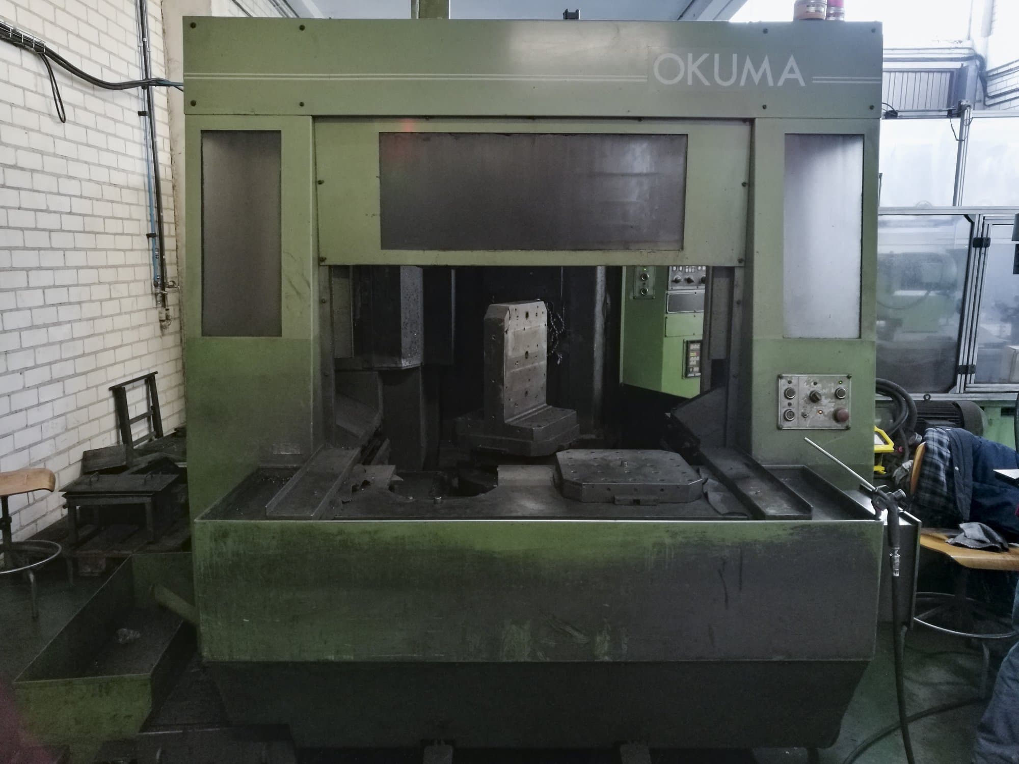 Prikaz  stroja Okuma MC-40H sprijeda