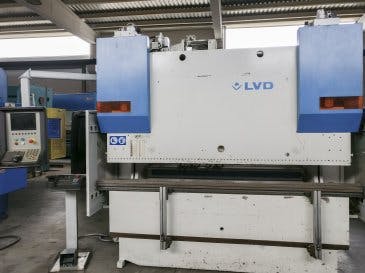 Prikaz  stroja LVD PPEB 80/25 CAD-CNC sprijeda