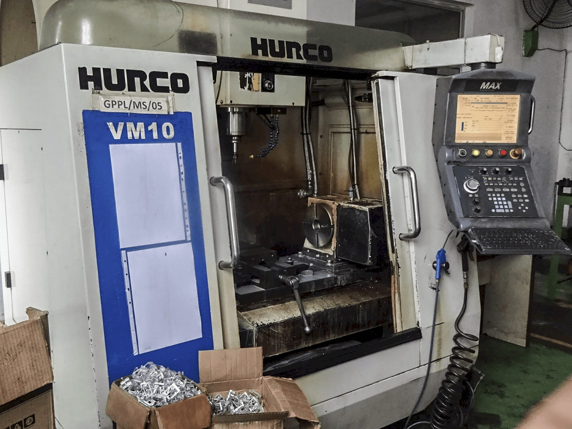 Prikaz stroja Hurco VM10 slijeva