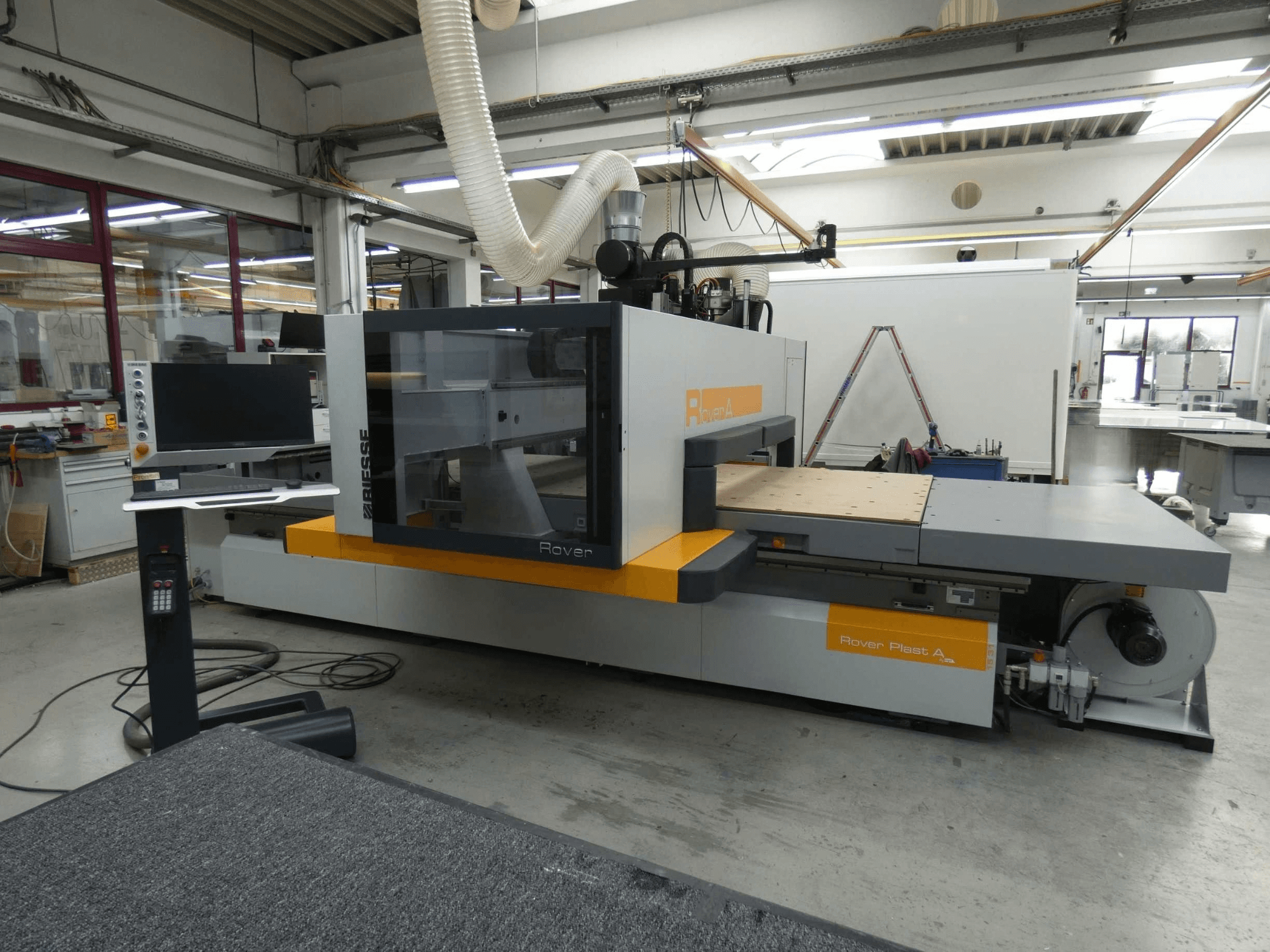 Prednji pogled na CNC centar za obradu drva BIESSE ROVER PLAST A FT 1224 s vidljivim monitorom i upravljačkom pločom.