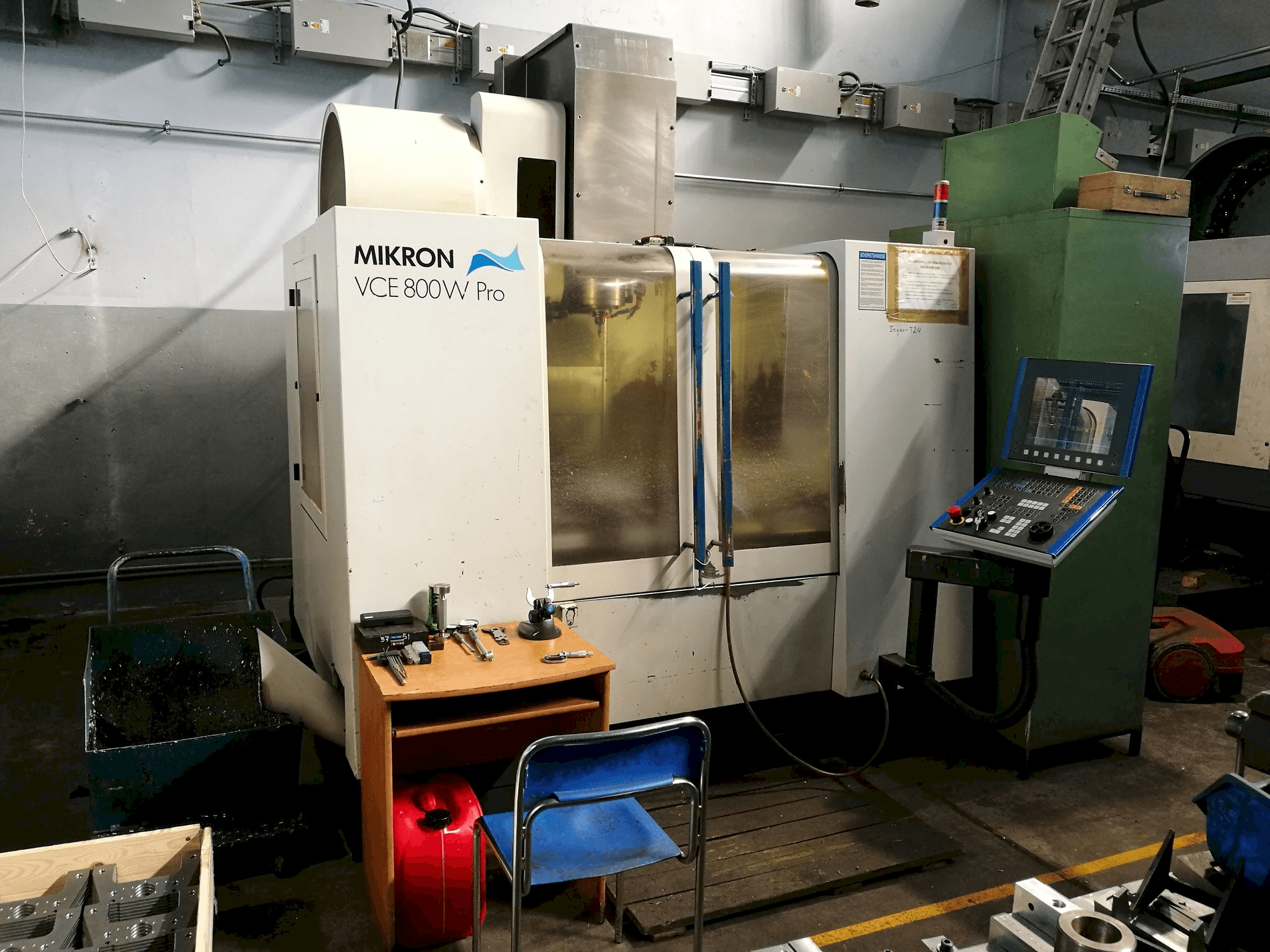 Prikaz stroja MIKRON VCE 800W Pro sprijeda