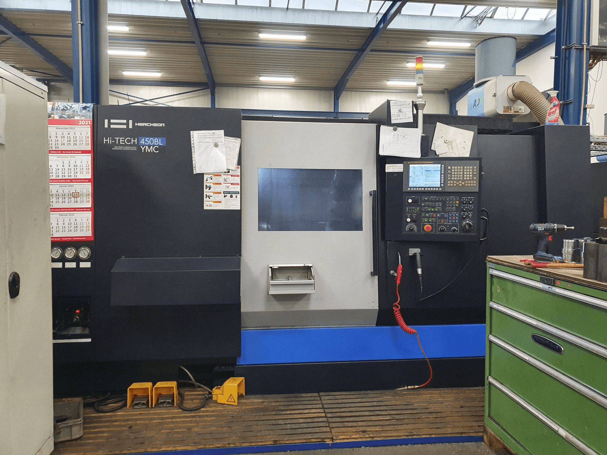 Prikaz stroja HWACHEON HI-TECH 450BL YMC sprijeda