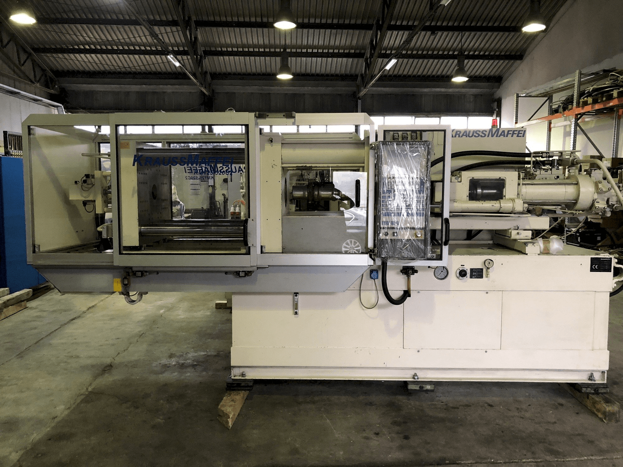 Prikaz stroja Krauss Maffei 125-520 sprijeda