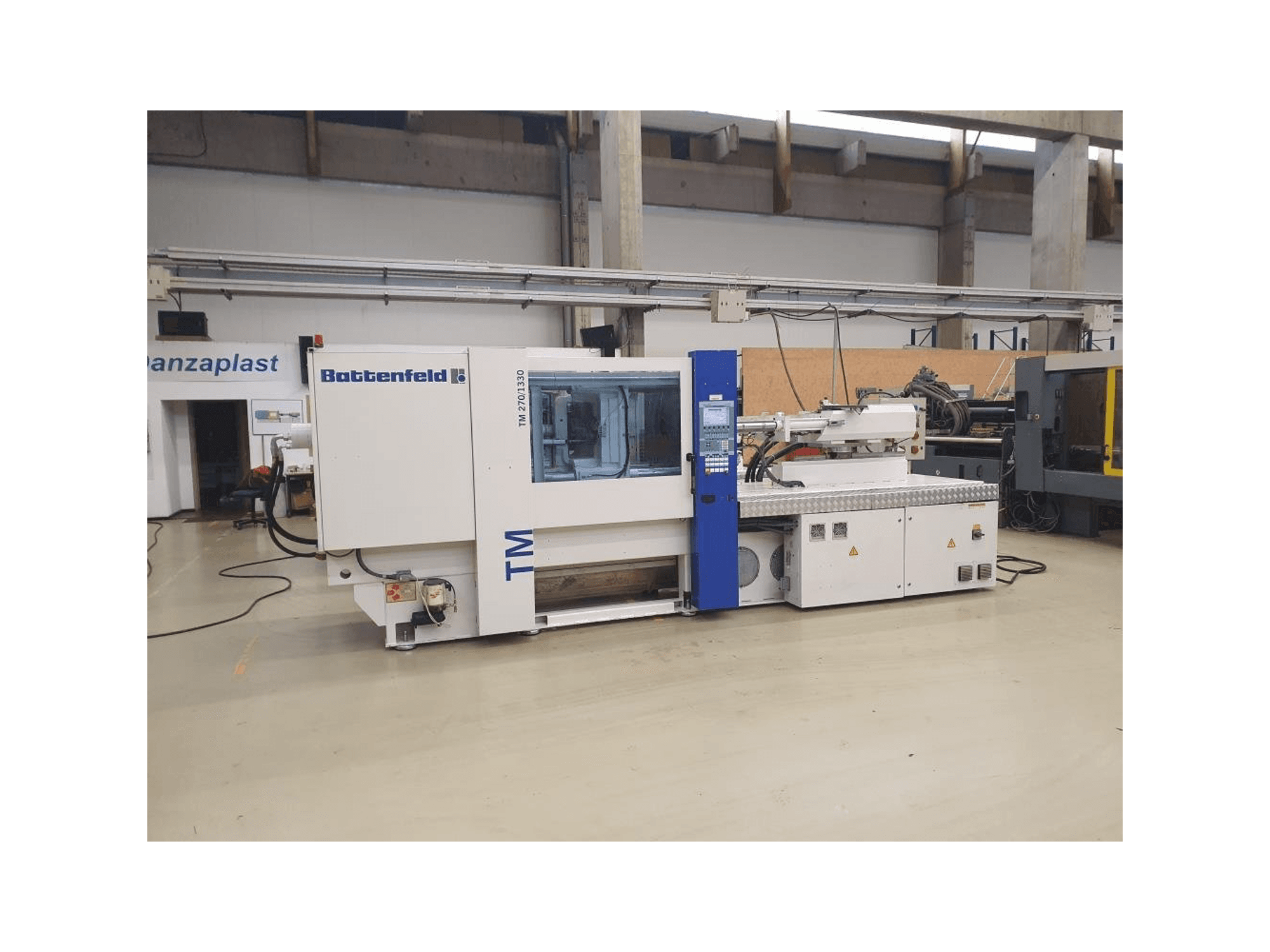 Prikaz stroja Battenfeld TM 2700 / 1330 B4 sprijeda