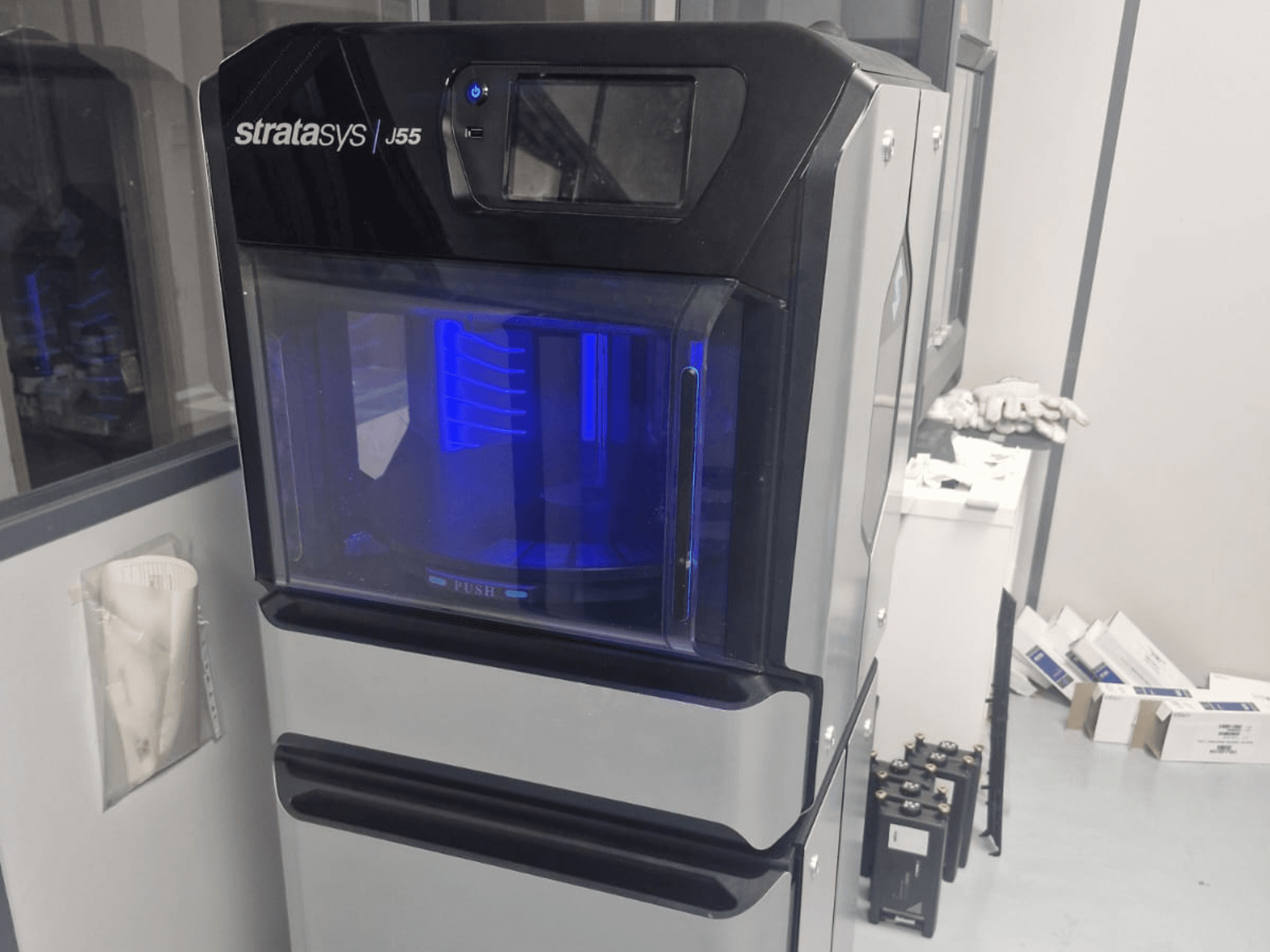 Stratasys J55 Prime plastični 3D printer u bočnom pogledu, koji pokazuje njegov elegantan dizajn i osvijetljeno područje za ispis.