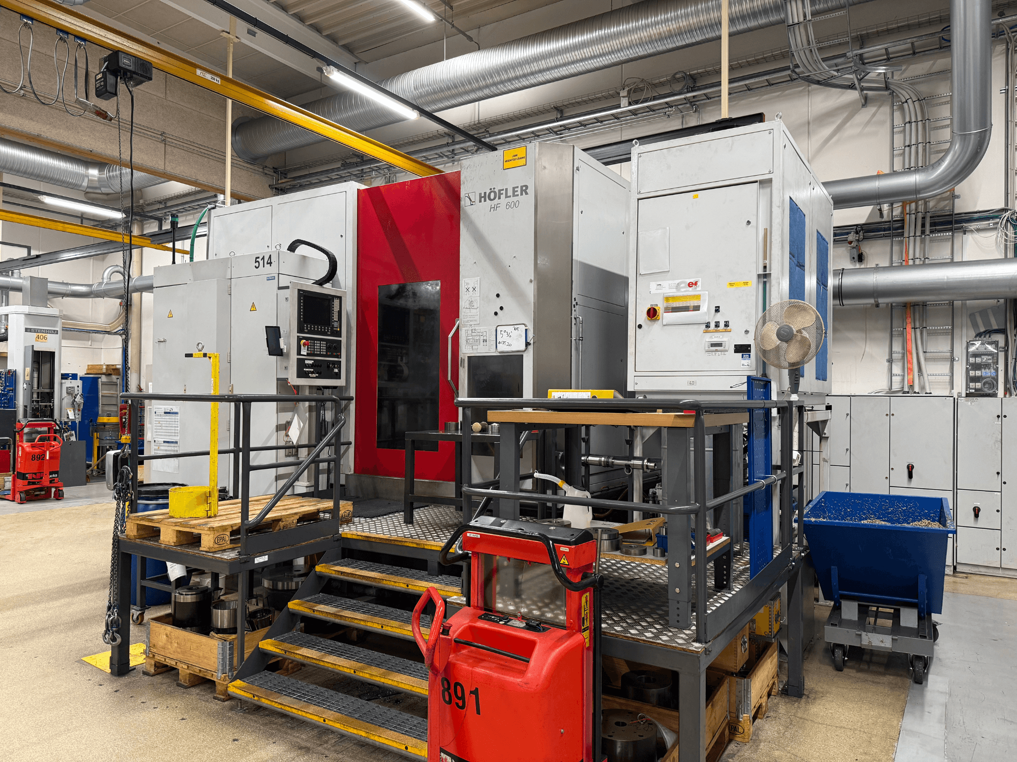 HOFLER HF 600 alatni stroj, bočni pogled, prikazuje upravljačku ploču, žutu sigurnosnu barijeru i okolni radionički prostor.