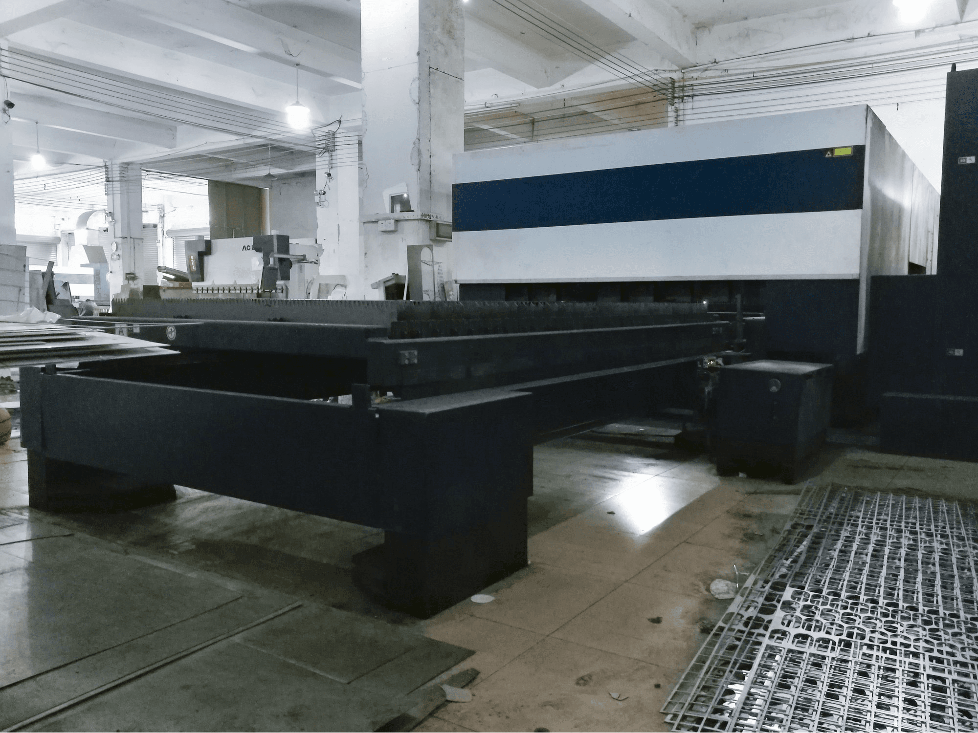 Prikaz 1 stroja Trumpf TruLaser 3030 zdesna