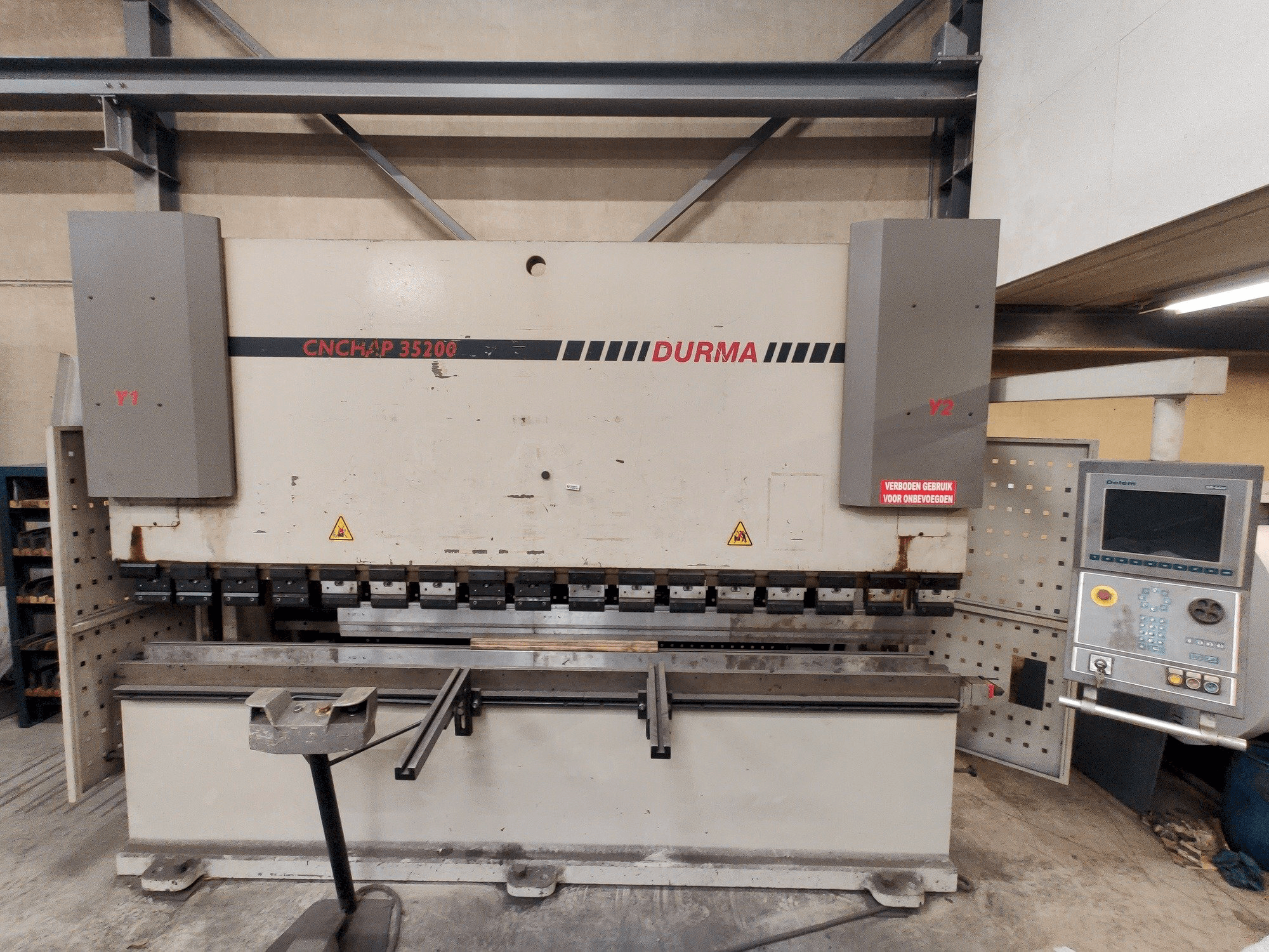 Prikaz stroja Durma CNC HAP 35200 sprijeda