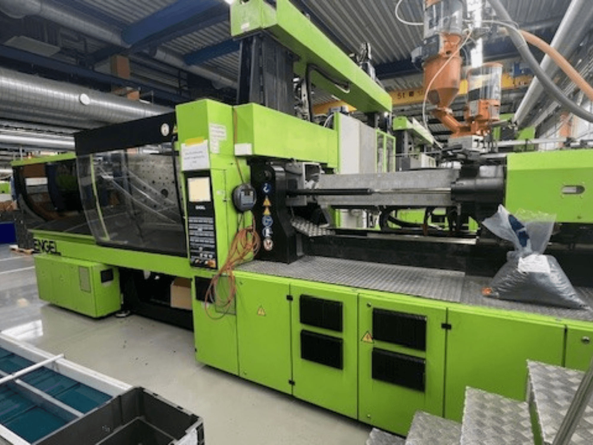 Engel Victory VC1800/300 P hidraulični stroj za brizganje plastike, zelena vanjština, prednji pogled s vidljivom upravljačkom pločom i radnim prostorom.