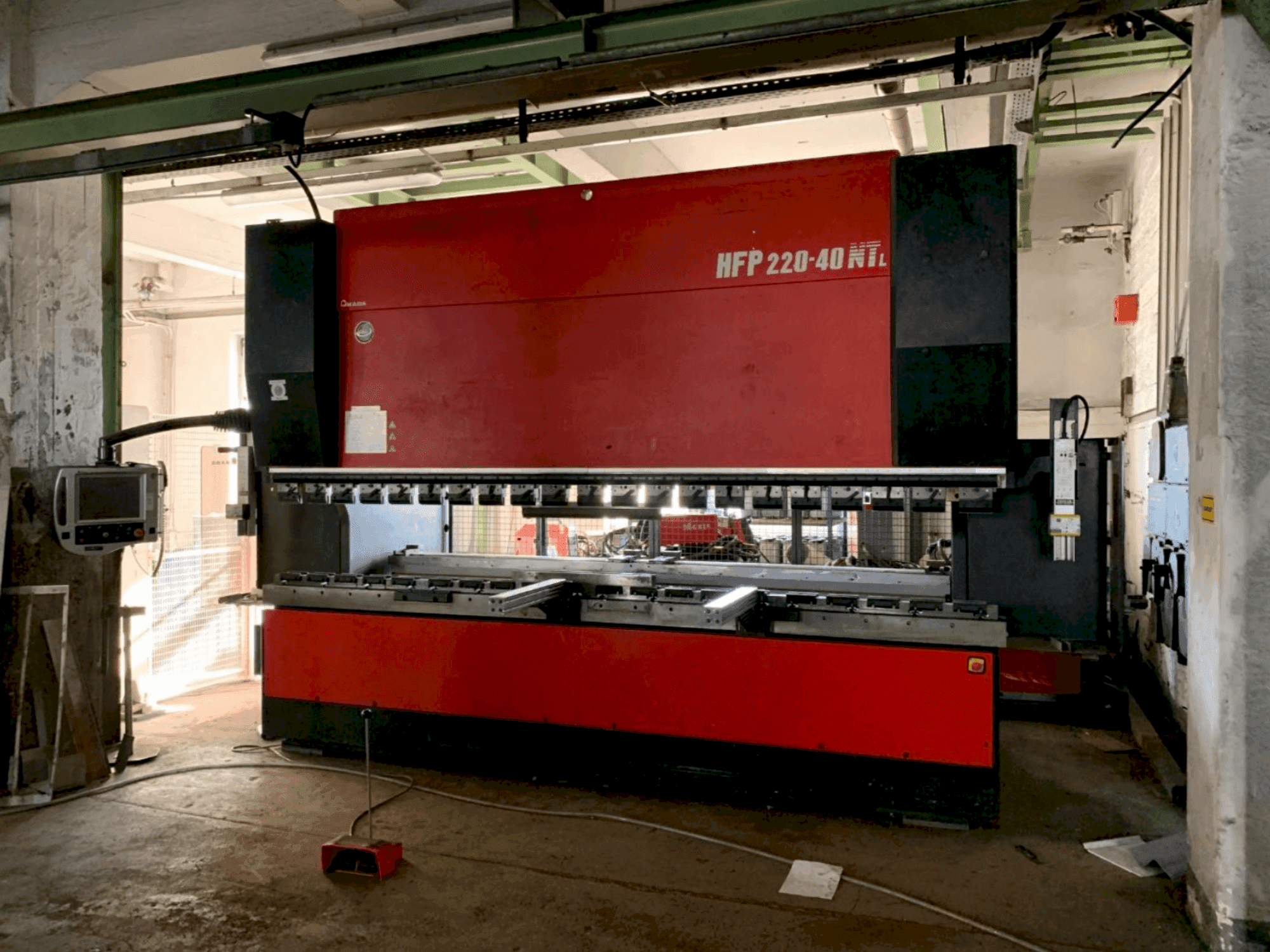 Prikaz stroja AMADA HFP NT 220-4L sprijeda