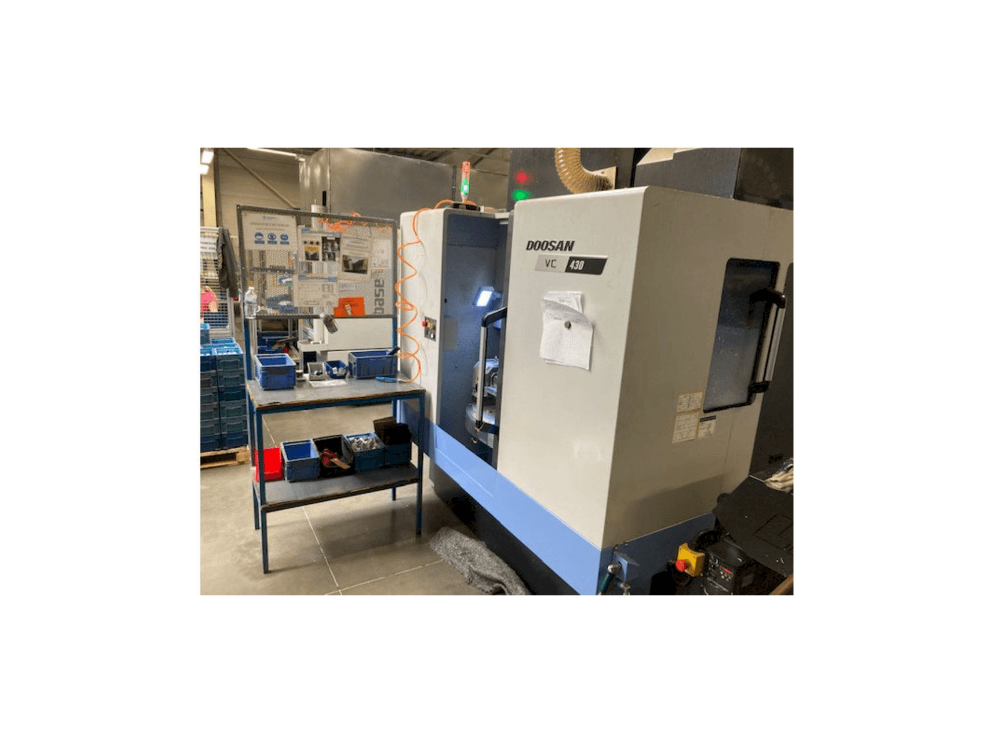 Prikaz stroja Doosan VC 430 sprijeda