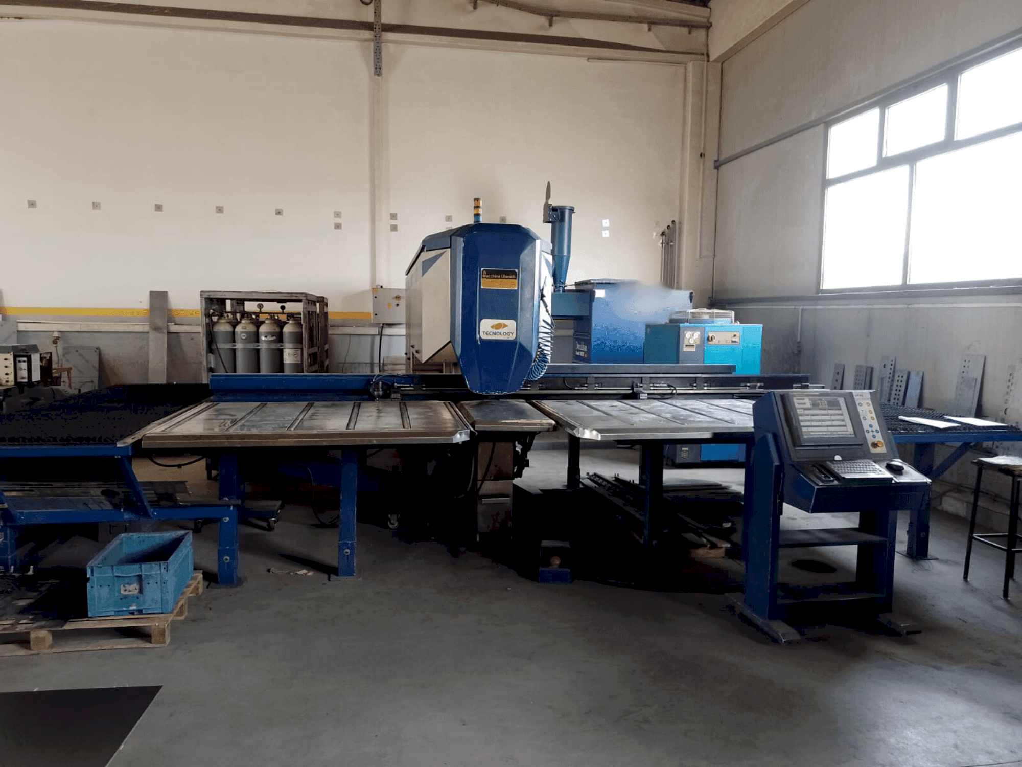 Prikaz stroja TECHNOLASER 2000w sprijeda