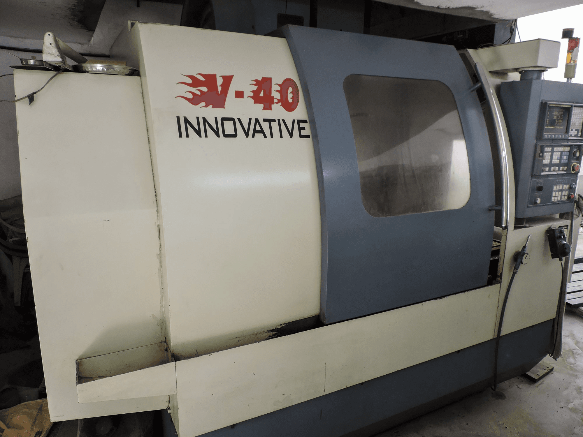 Prikaz stroja Leadwell V-40 slijeva