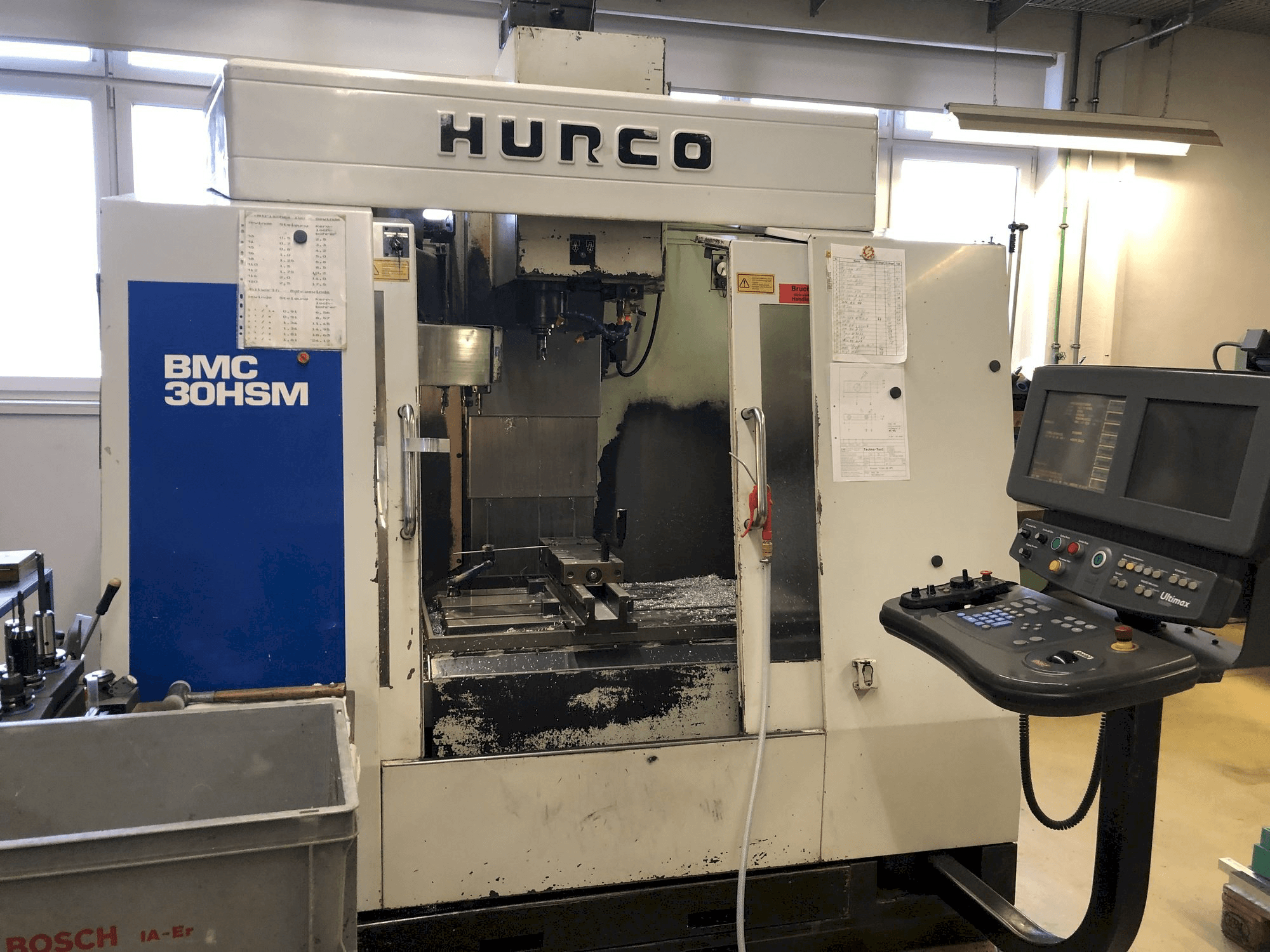 Prikaz stroja Hurco BMC 30 HSM sprijeda