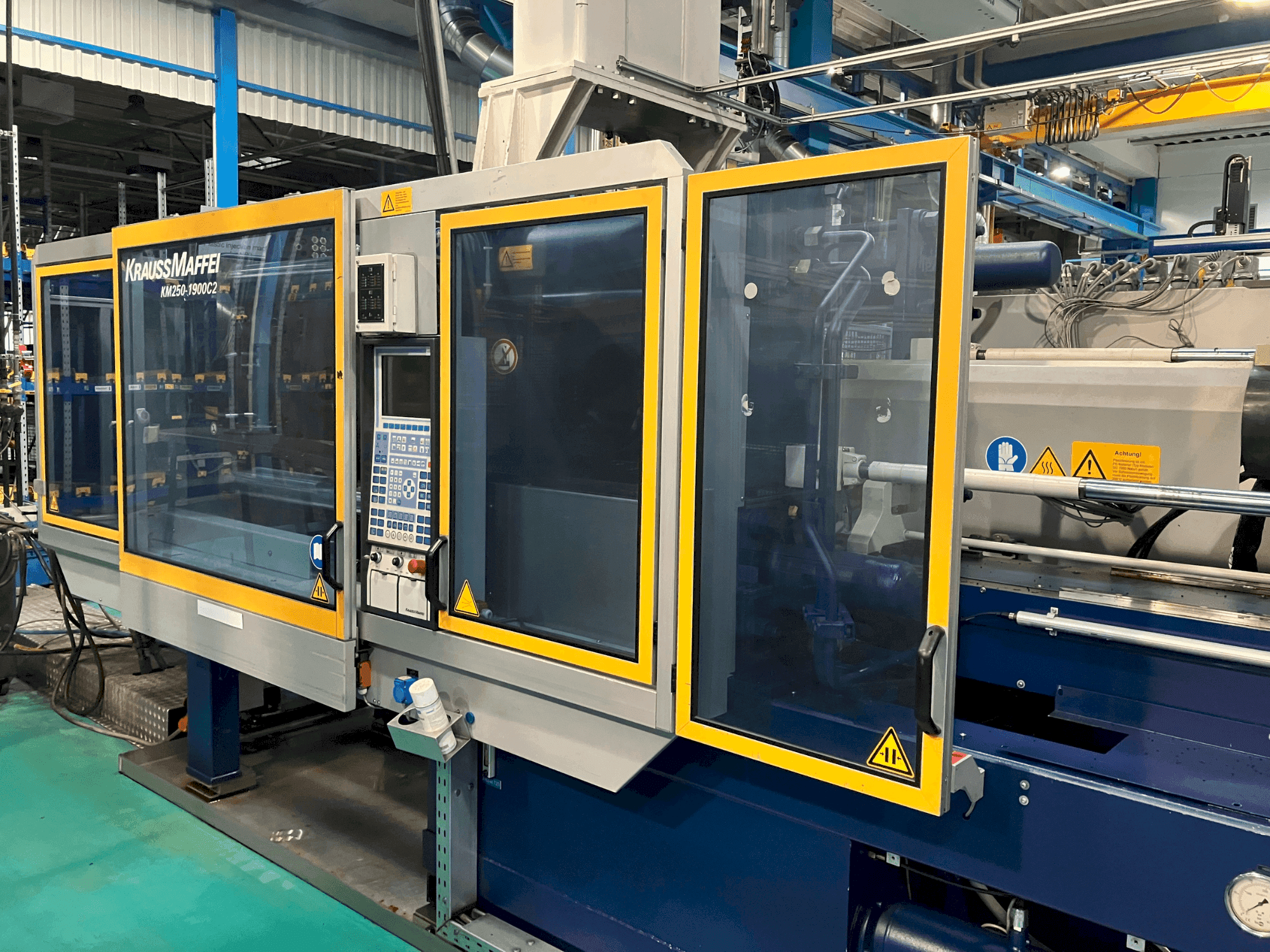 Prikaz stroja Krauss Maffei 250-1900 C2 (2005) sprijeda