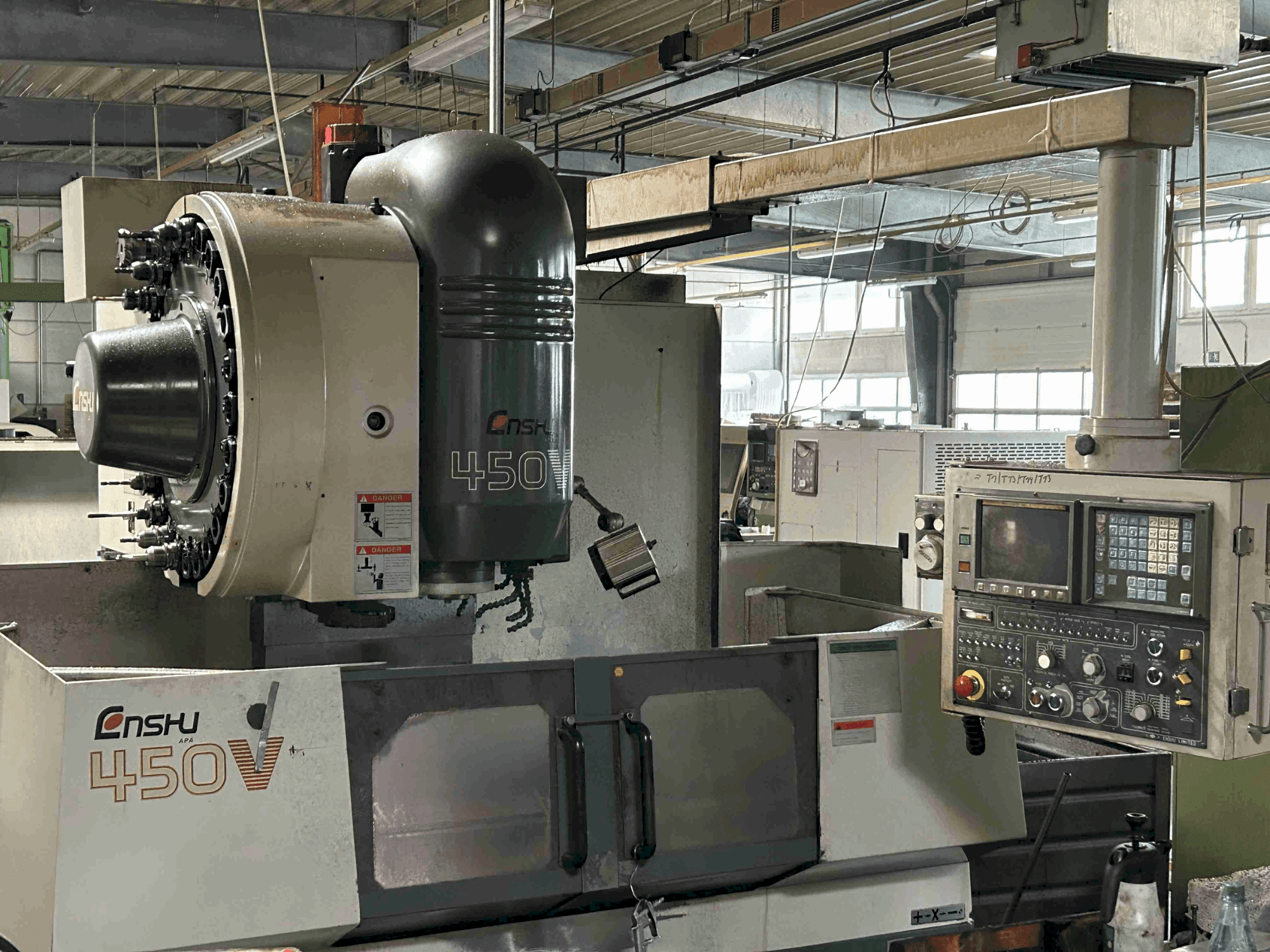 Prikaz stroja Enshu 450 V sprijeda