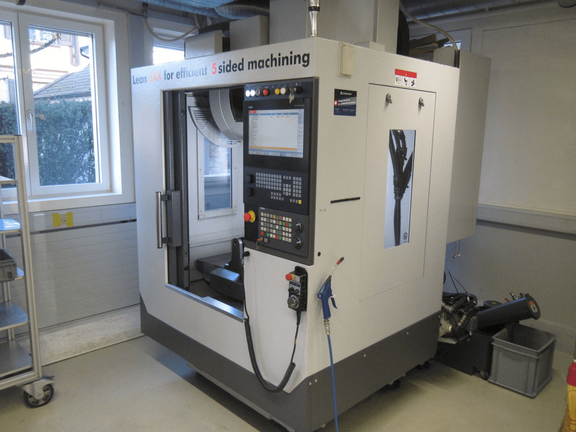 Prikaz stroja HARDINGE V480 sprijeda