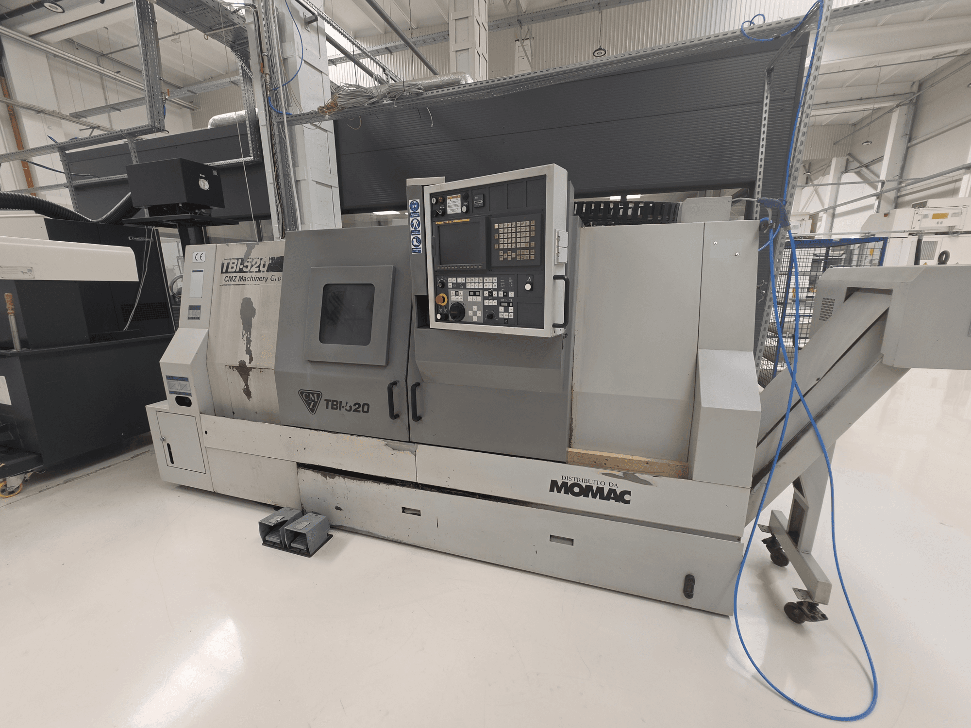 Horizontalni tokarski stroj CMZ TBI-520, bočni pogled, prikazuje upravljačku ploču i detalje stroja u čistom industrijskom okruženju.