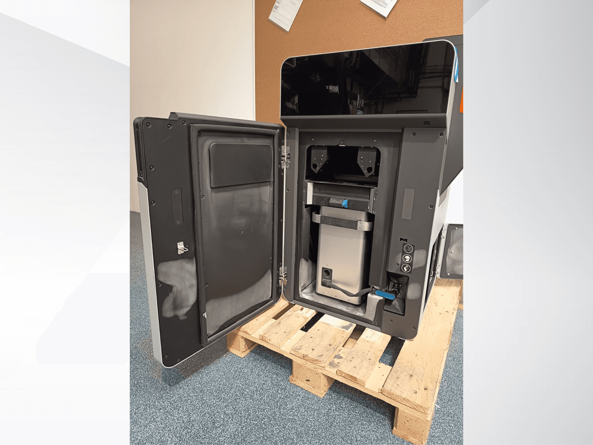 FORMLABS Fuse 1 plastični 3D printer, bočni pogled s otvorenim vratima koja otkrivaju unutarnje komponente i upravljačku ploču.