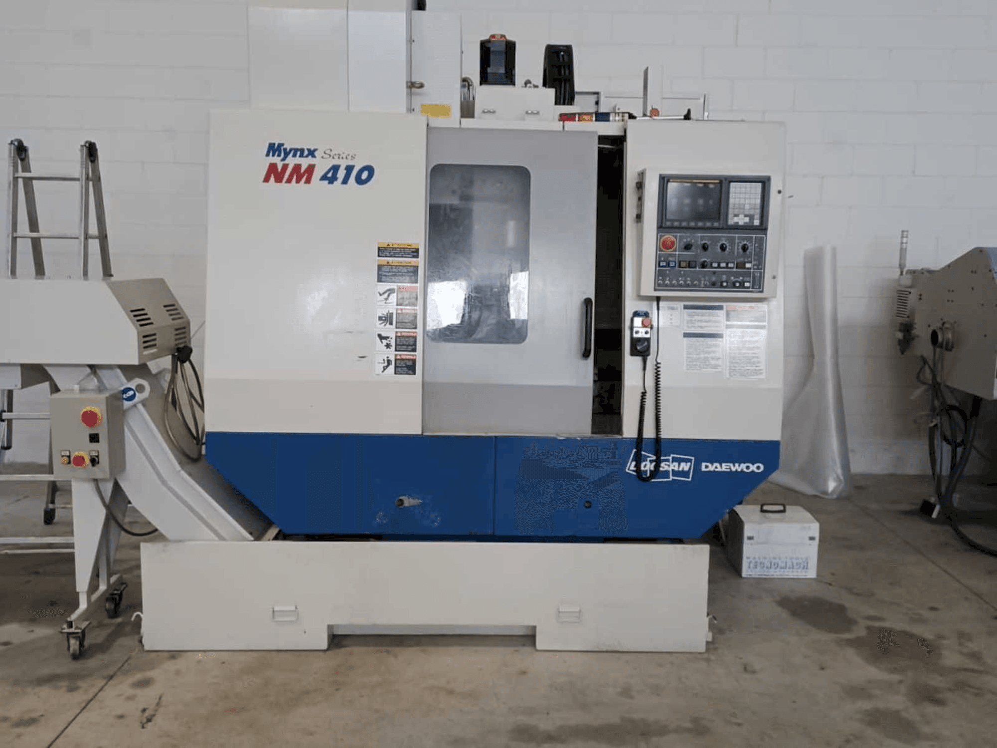 Prikaz stroja Doosan Mynx NM 410 sprijeda