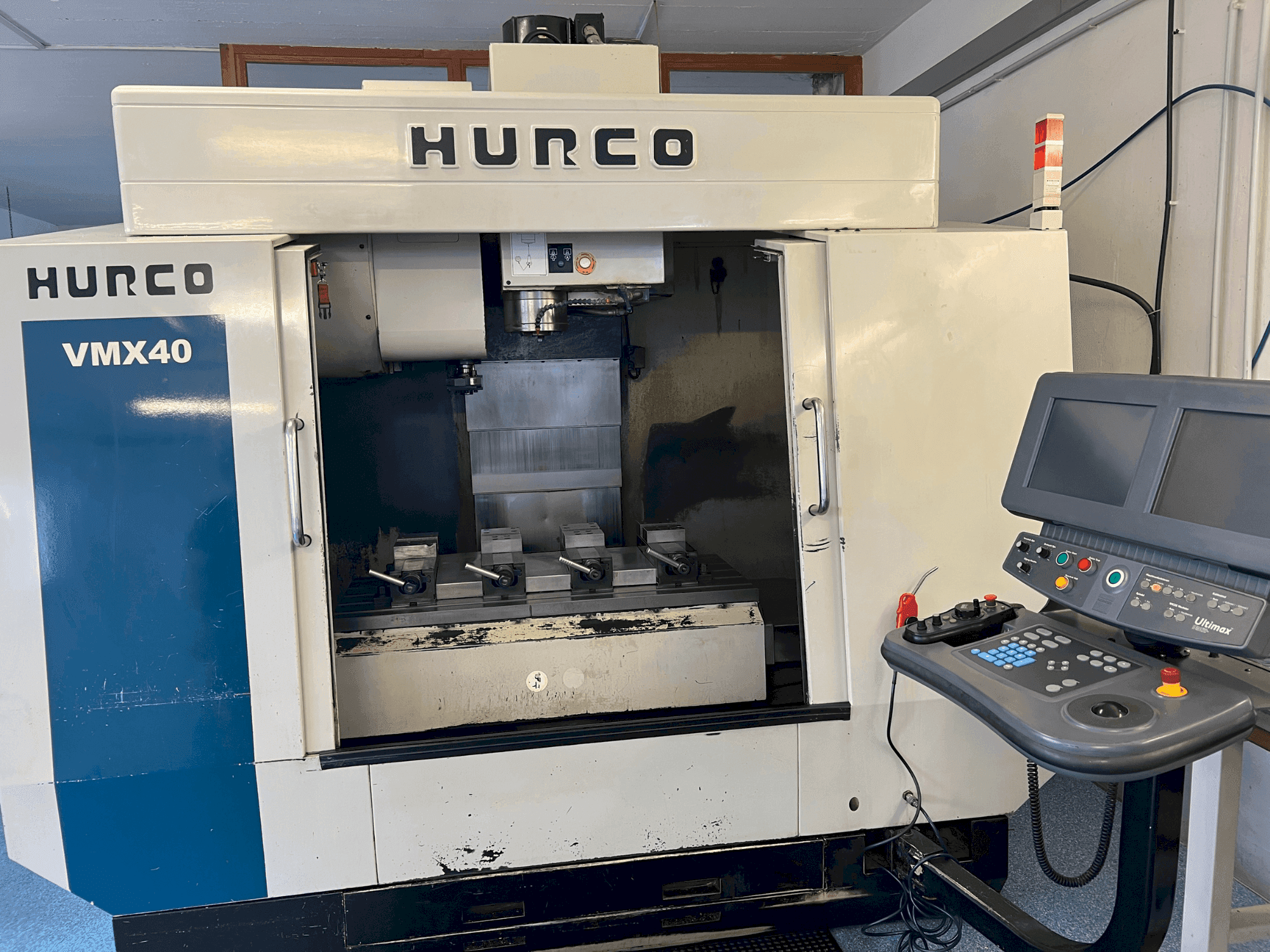 Prikaz stroja Hurco VMX40 sprijeda