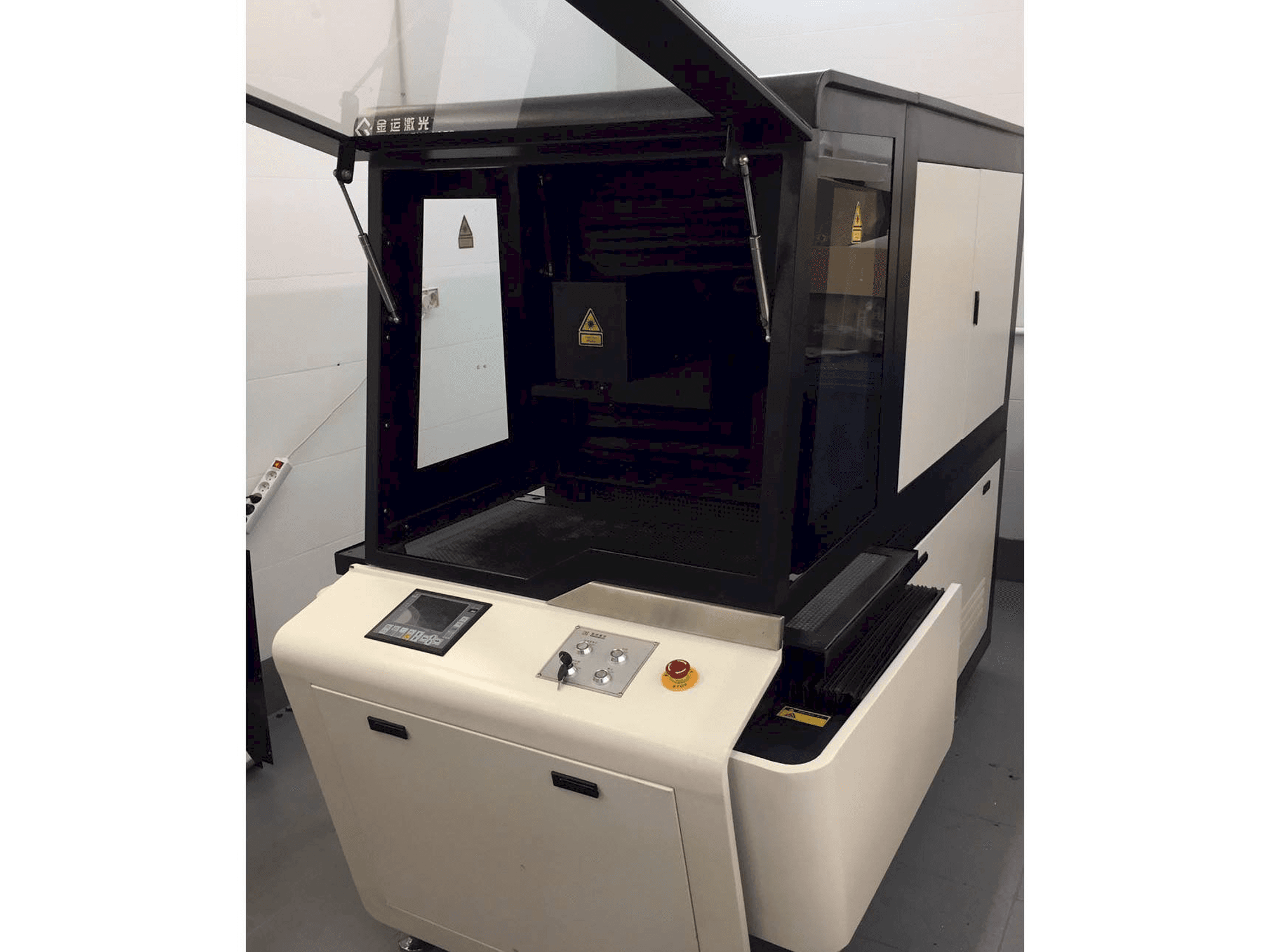Prikaz stroja Golden Laser sprijeda