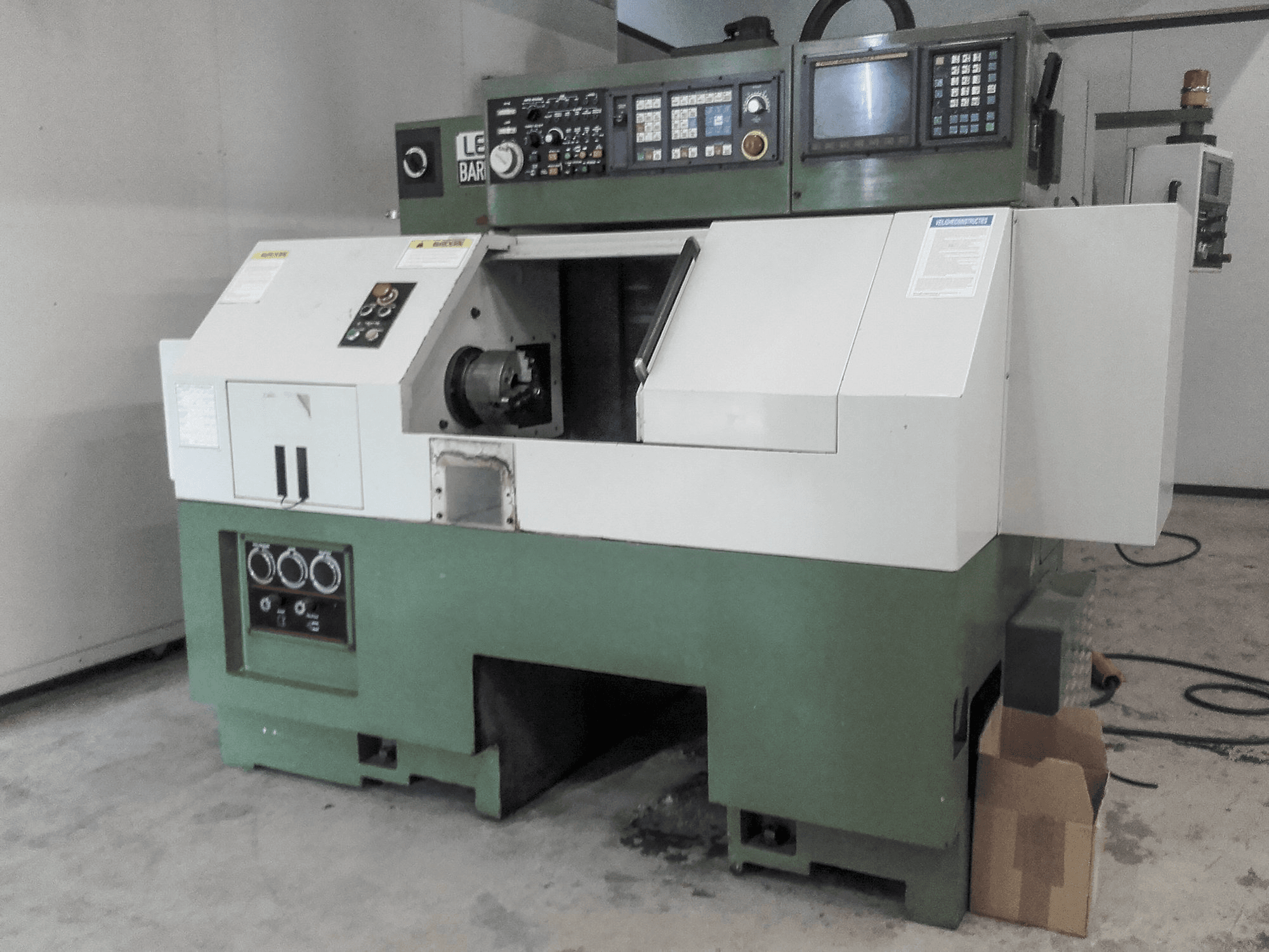 Prikaz stroja Leadwell Barmaster 40 slijeva