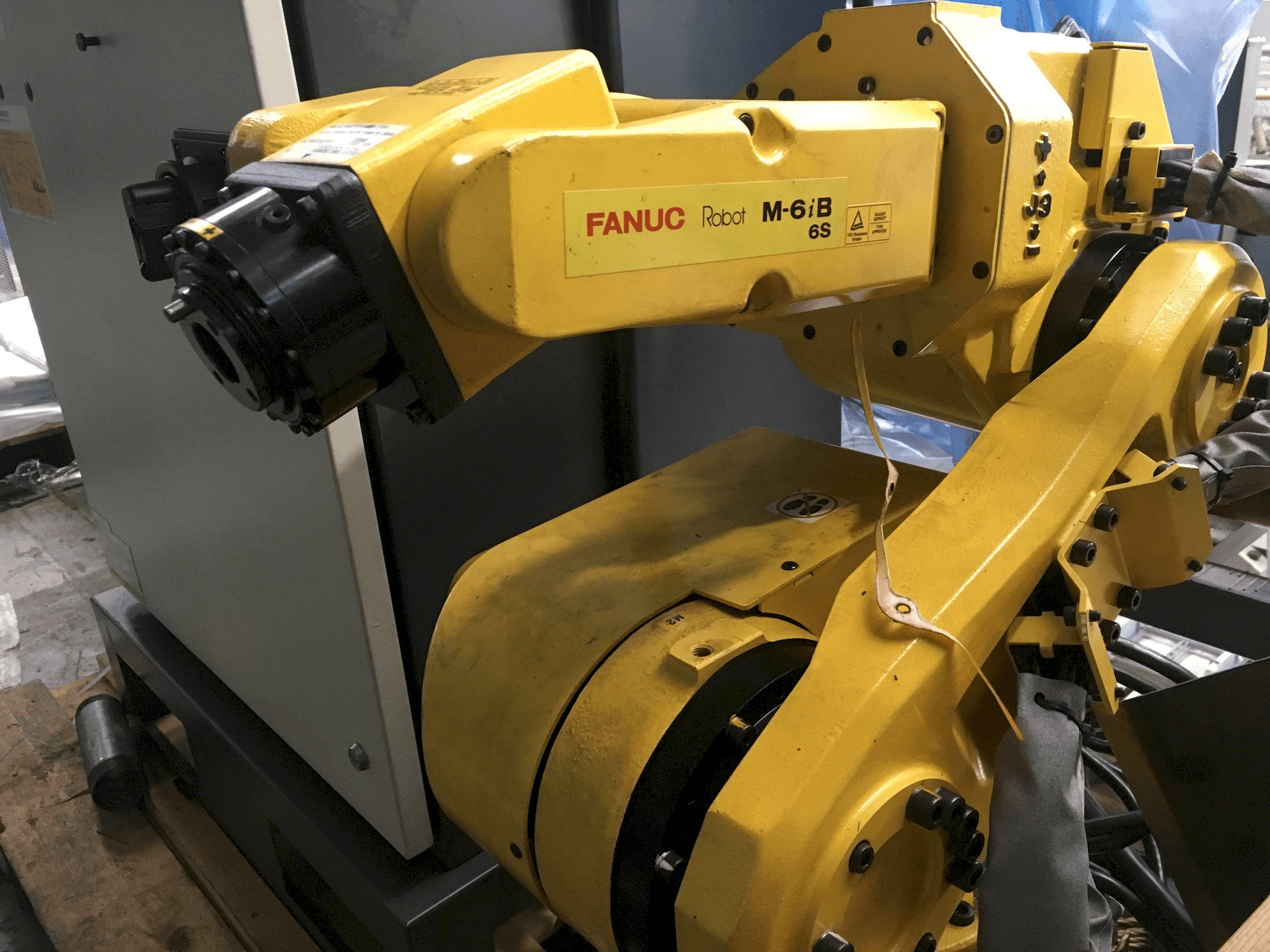 Prikaz stroja FANUC M-6iB 6S sprijeda