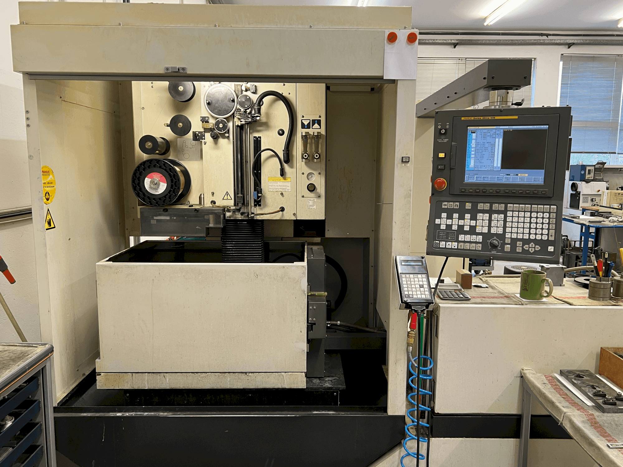Prikaz stroja FANUC Alpha-0iC sprijeda