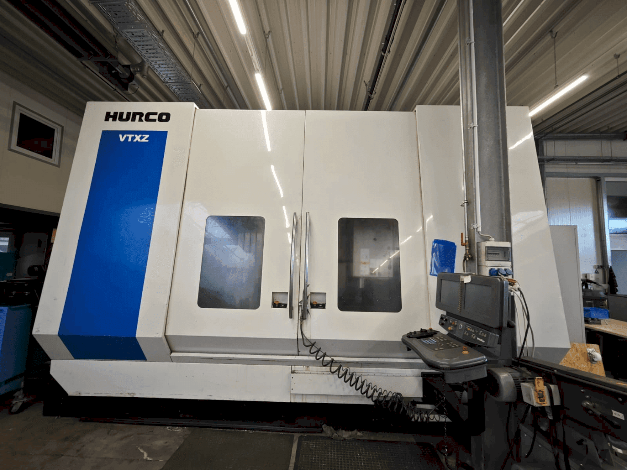 Prikaz stroja Hurco VTXZ sprijeda