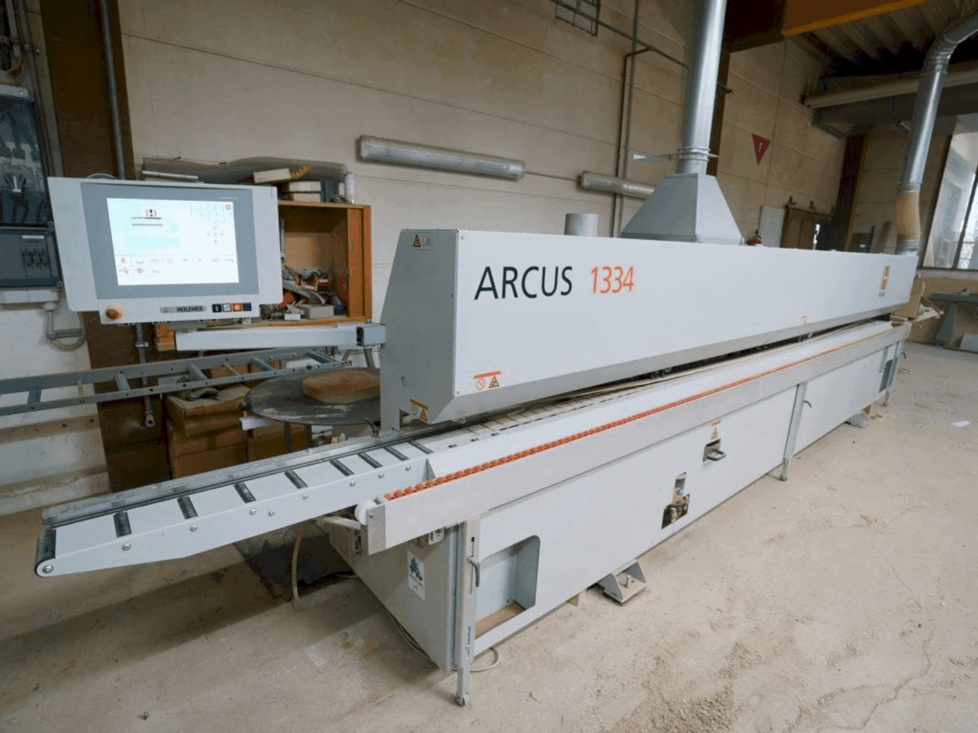 Prikaz stroja HOLZHER ARCUS 1334 FV2 sprijeda