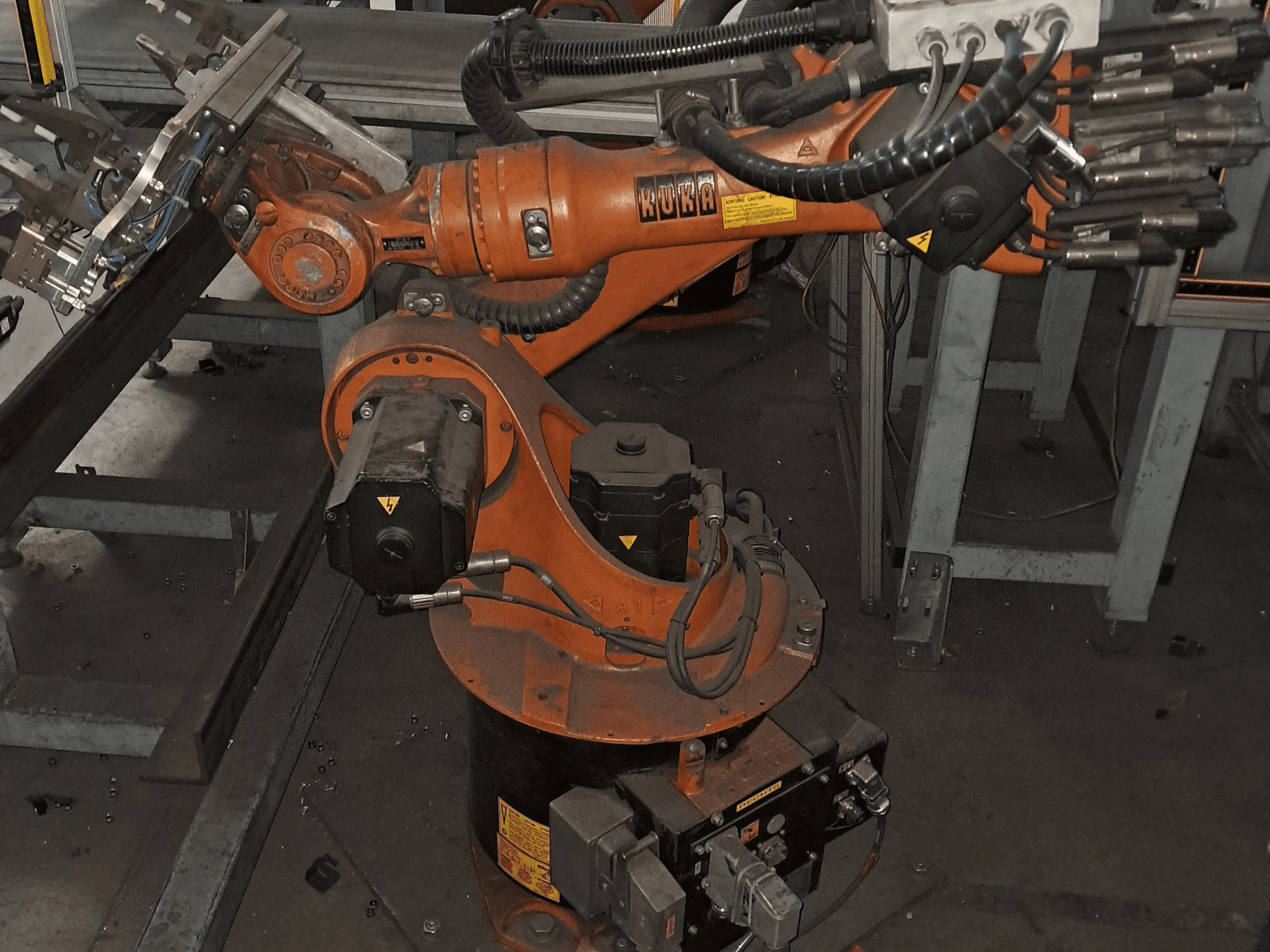 Robotska ruka KUKA KR 16-2 u ptičjem pogledu, koja prikazuje narančasto tijelo, motor i mehaničke komponente.