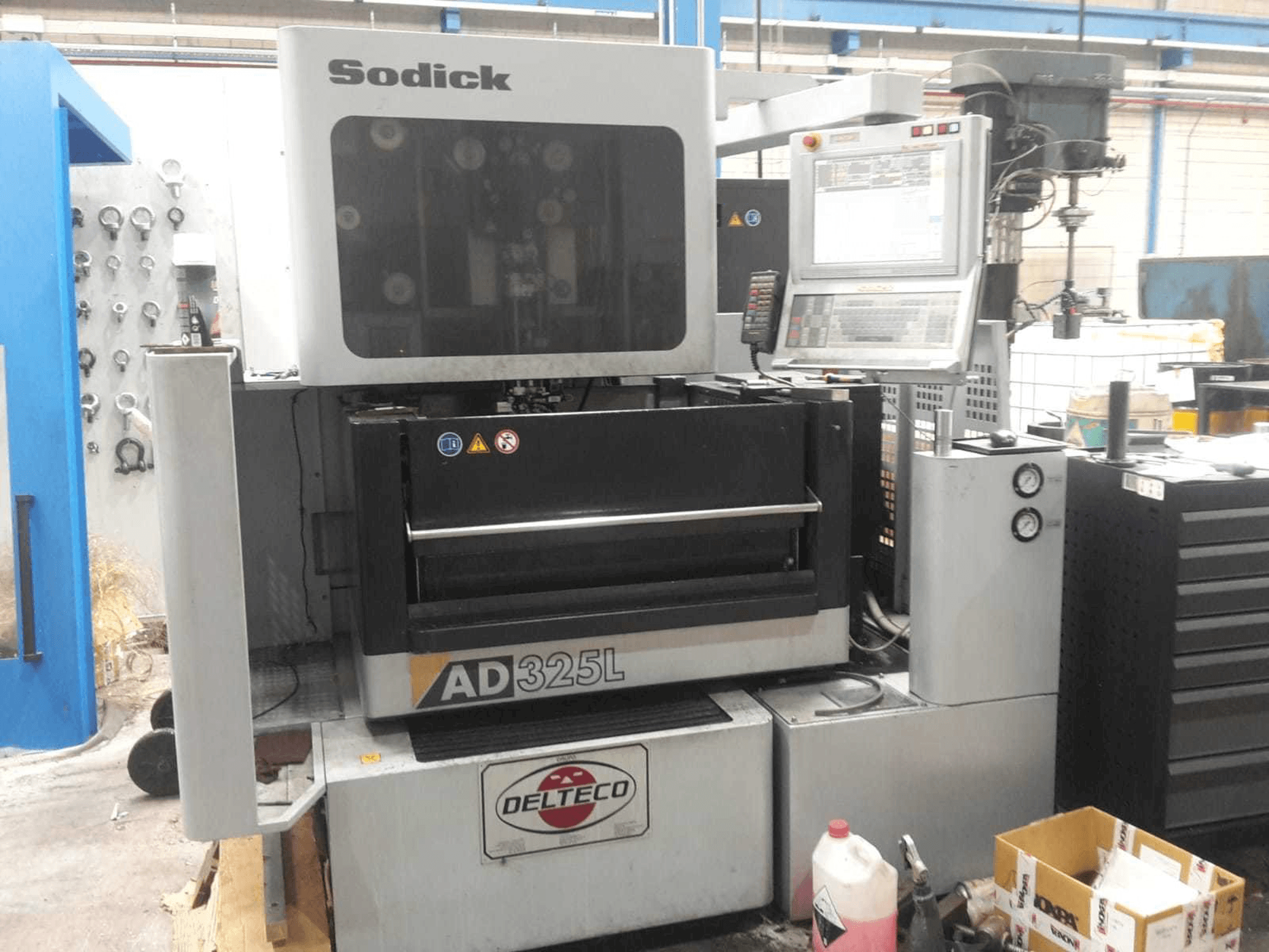 Prikaz stroja Sodick AD325L sprijeda