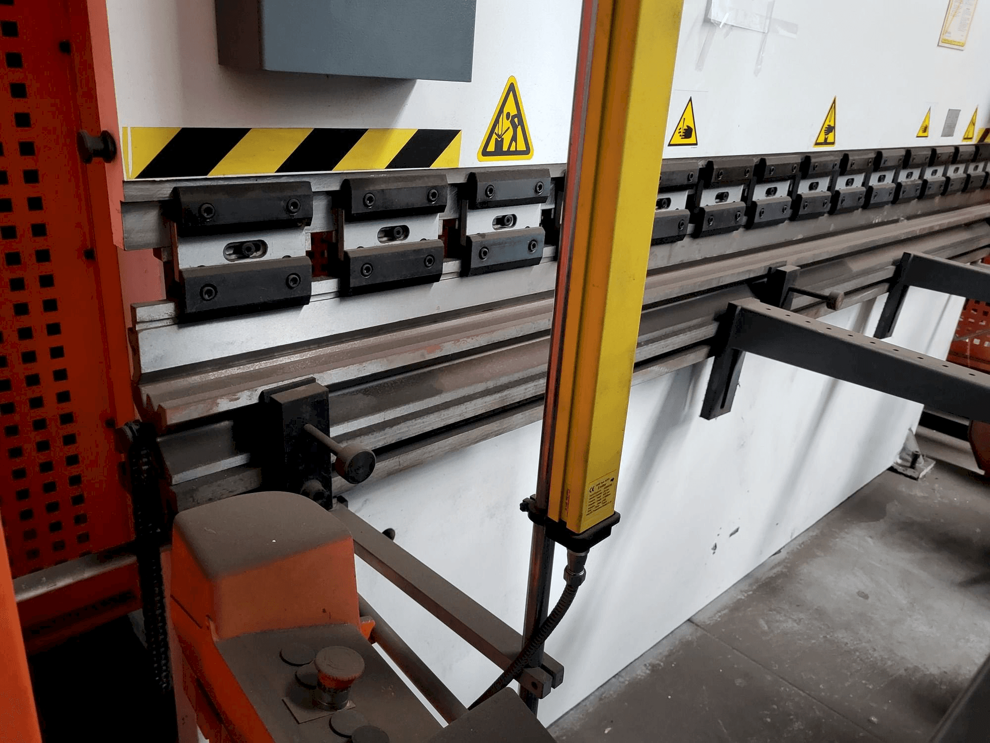 Prikaz lijeve strane stroja YSD PPT/135/30 NC