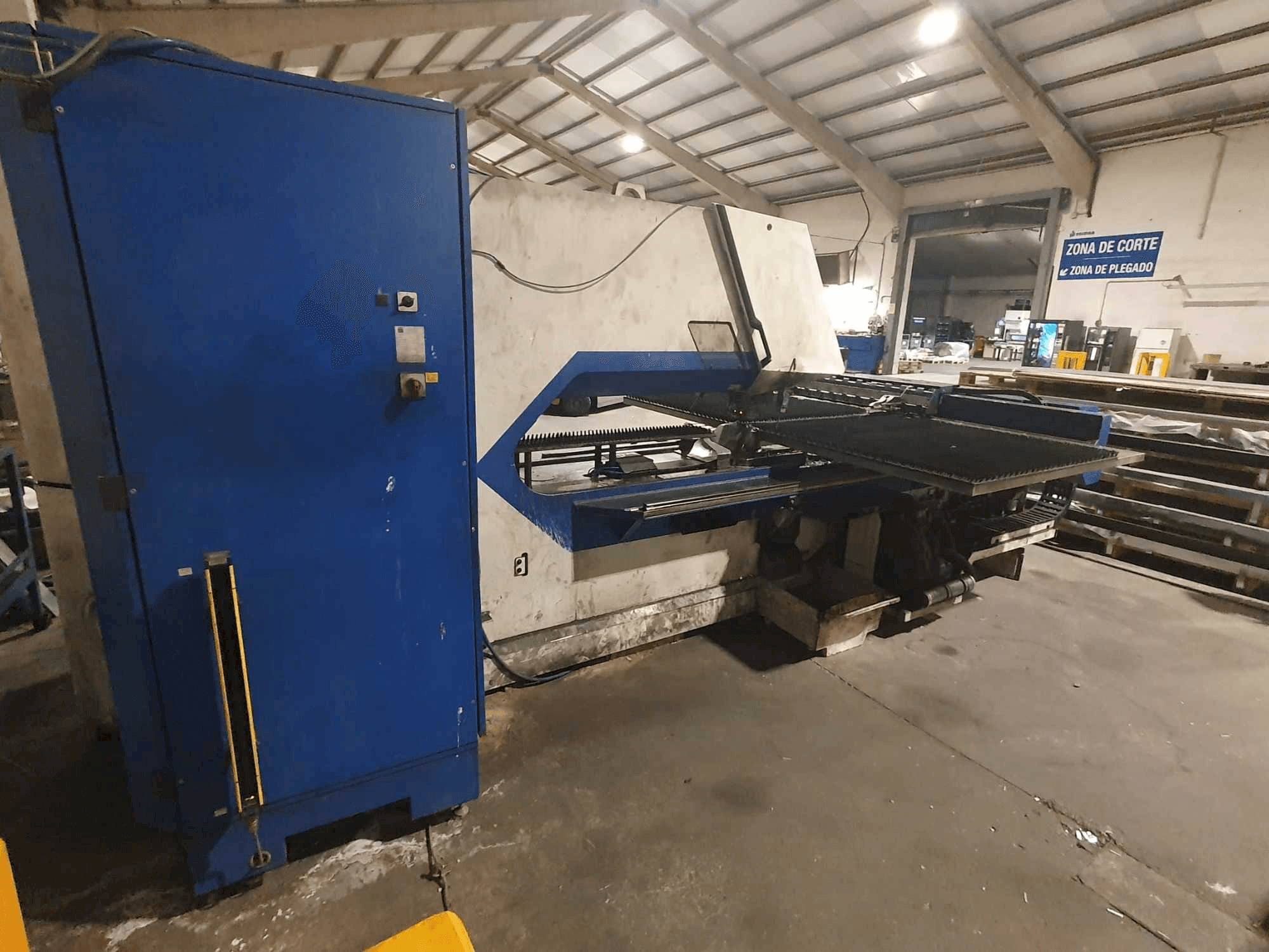 Prikaz stroja TRUMPF Trumatic 2000R sprijeda