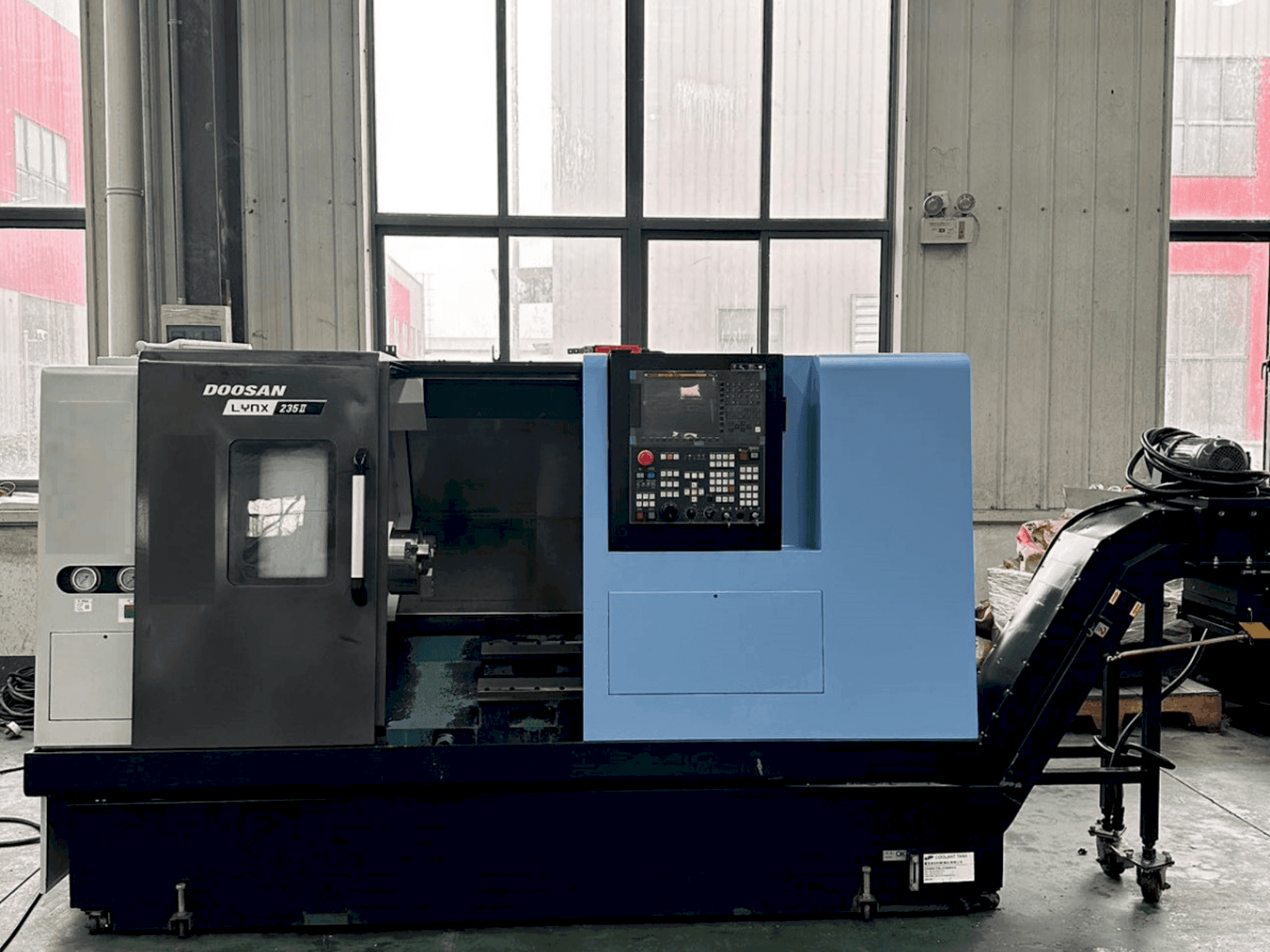 Prikaz stroja DOOSAN Lynx 235II sprijeda