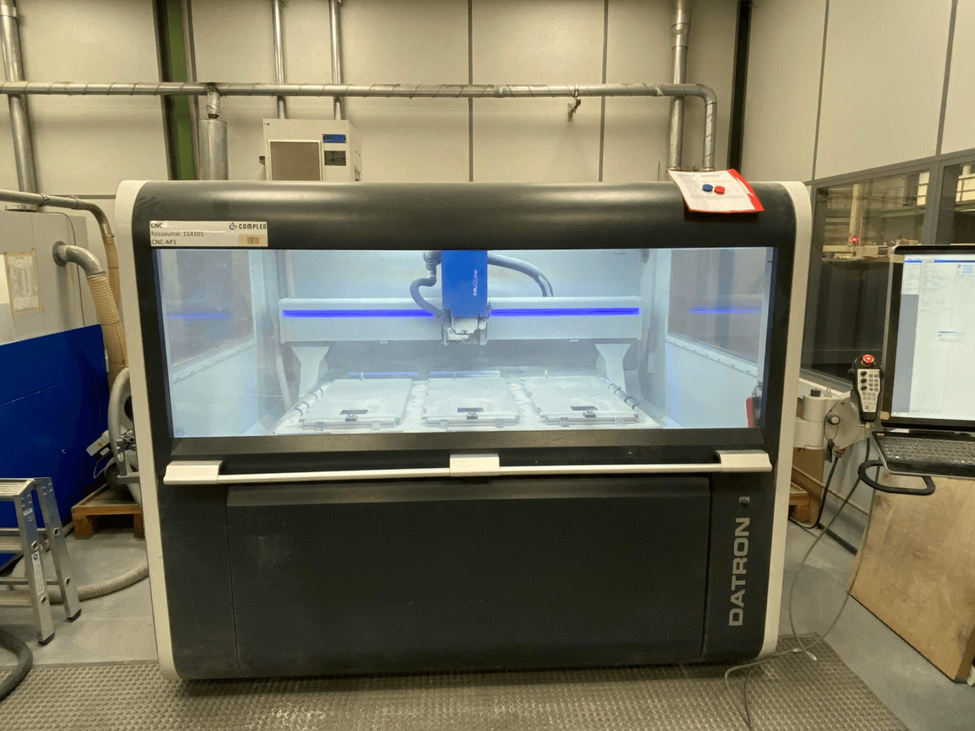 Vertikalni obradni centar Datron MLCube B, prednji pogled, prikazuje unutrašnjost stroja i upravljačku ploču.