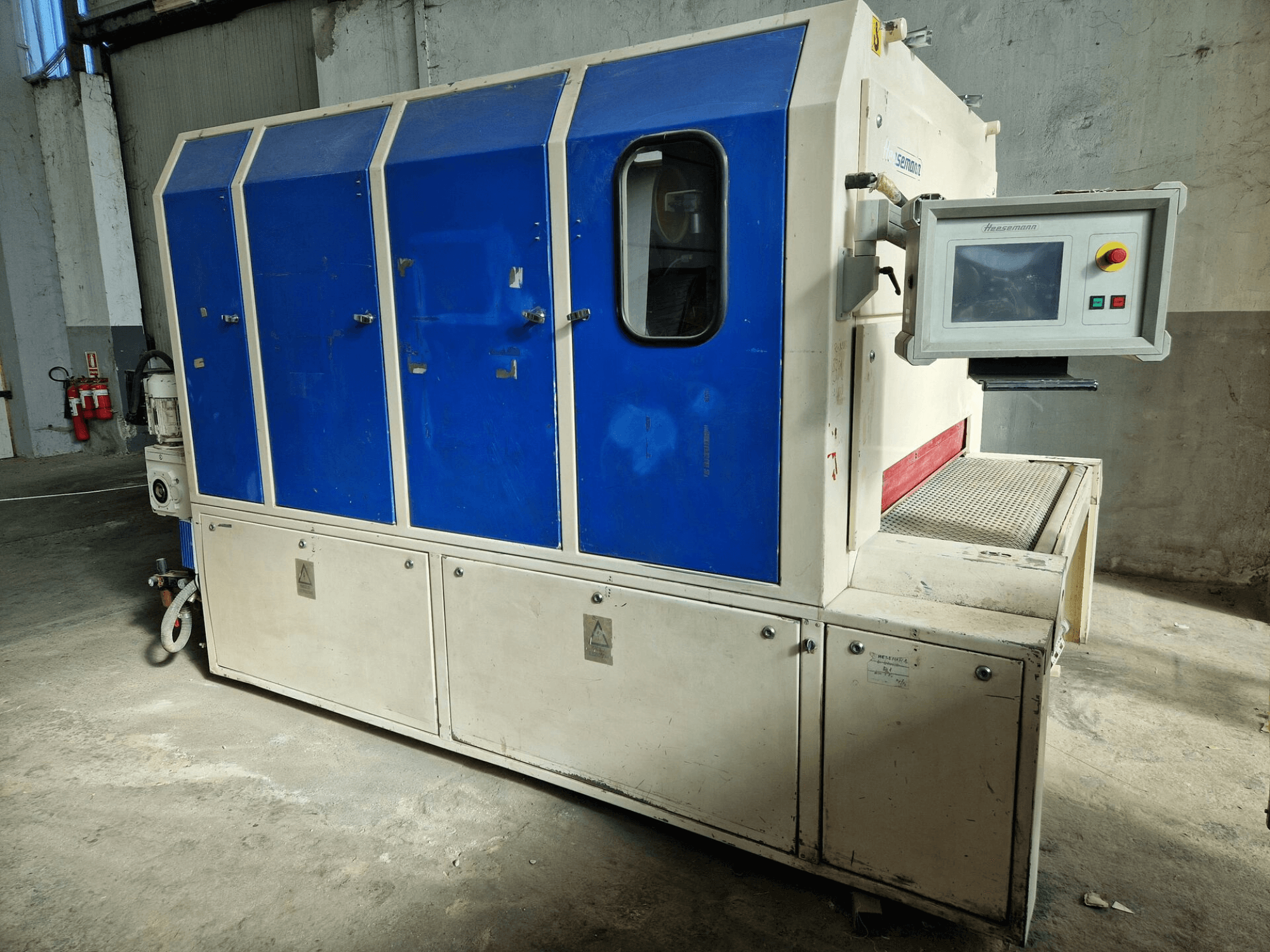 Industrijski stroj marke "Sedecom", bočni pogled; ima plave ploče, upravljački zaslon i teksturiranu površinu za rukovanje proizvodima.