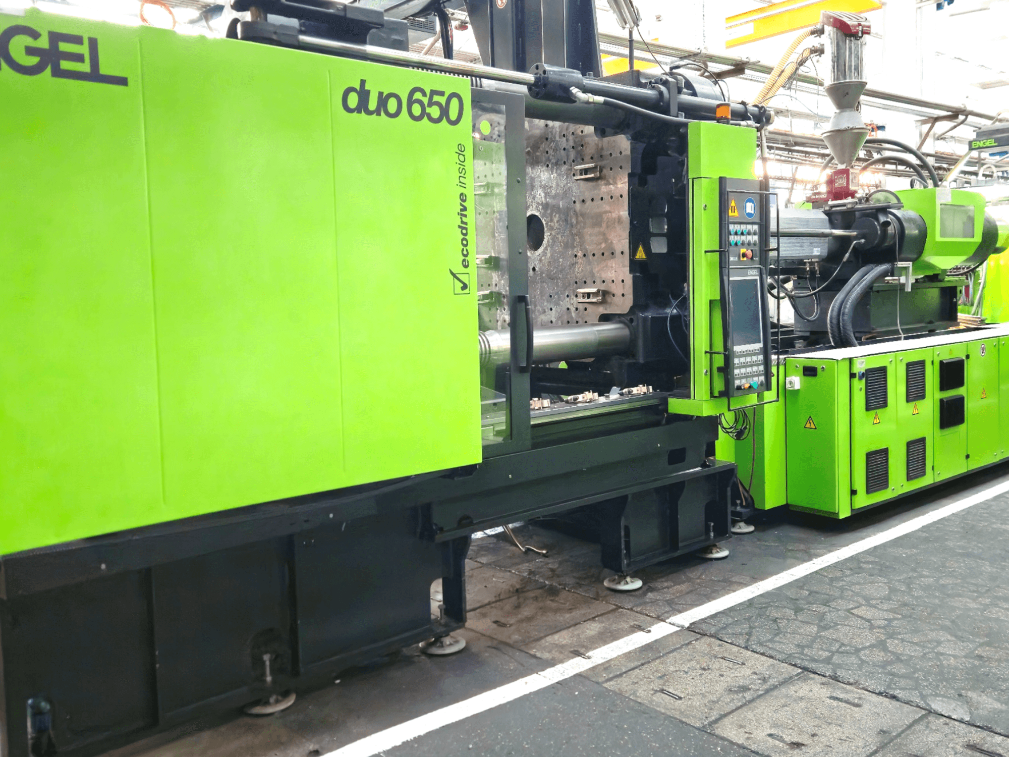 ENGEL duo 650 stroj za brizganje plastike, prednji pogled, jarko zelene boje, s vidljivom upravljačkom pločom i lijevkom.