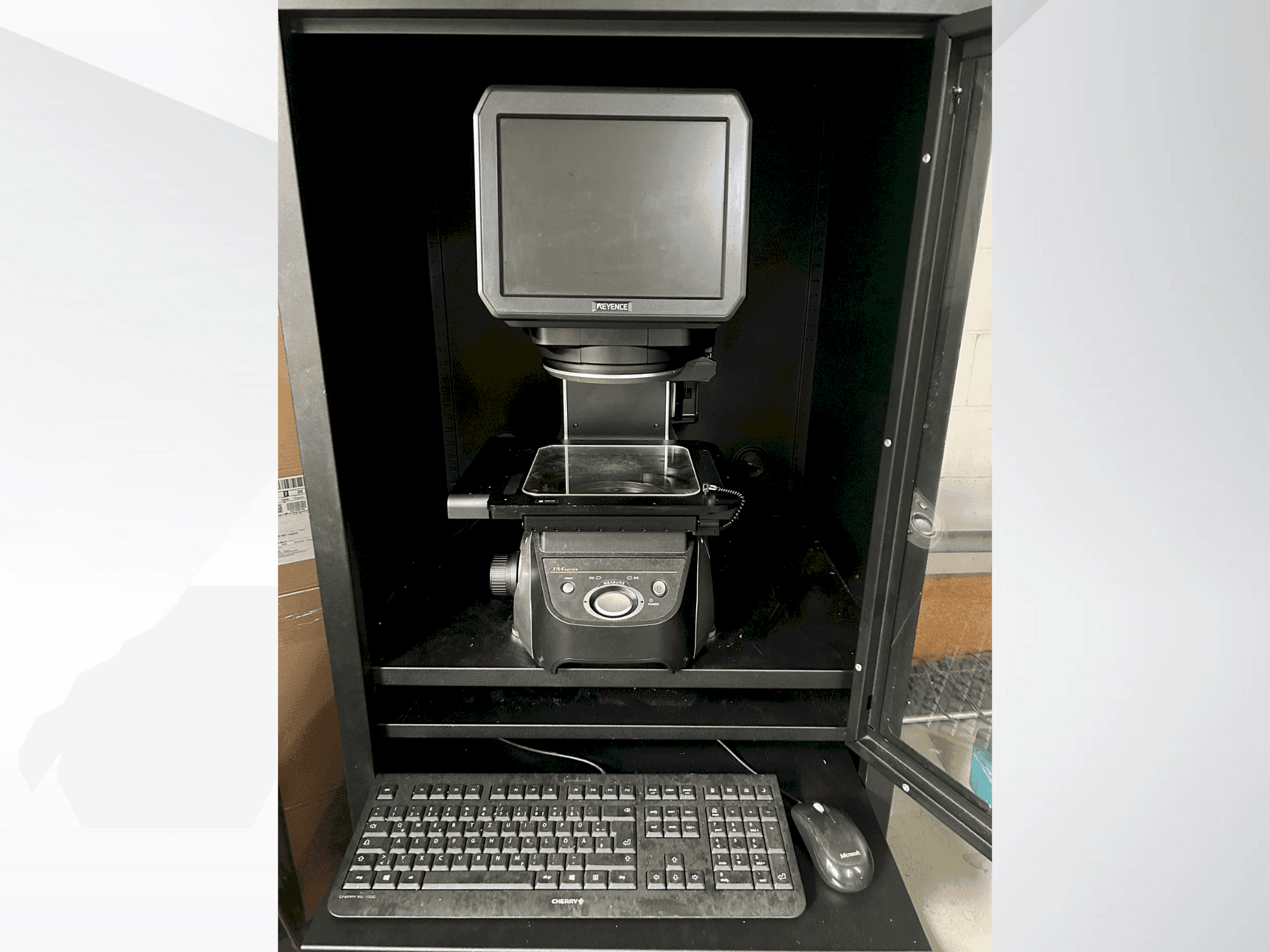 Prikaz stroja KEYENCE IM 7020 sprijeda