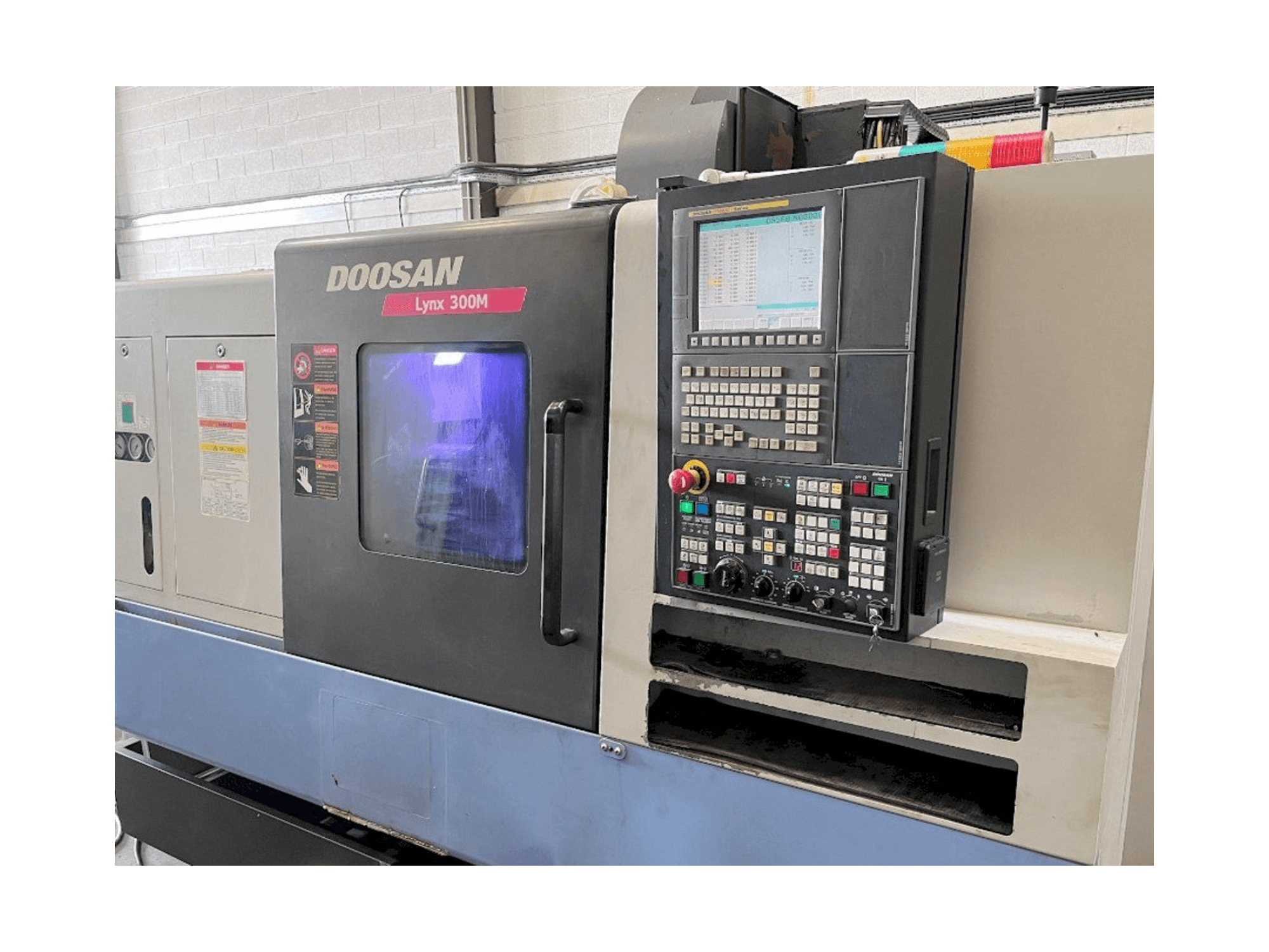 Prikaz stroja Doosan Lynx 300M sprijeda