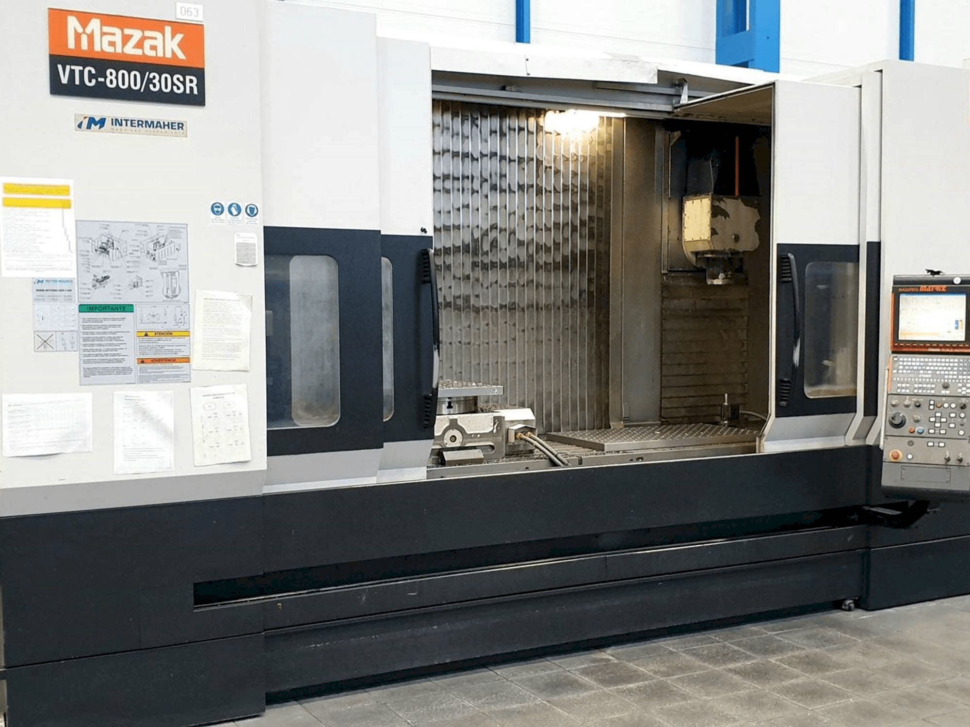 Prikaz stroja Mazak VTC-800/30SR sprijeda