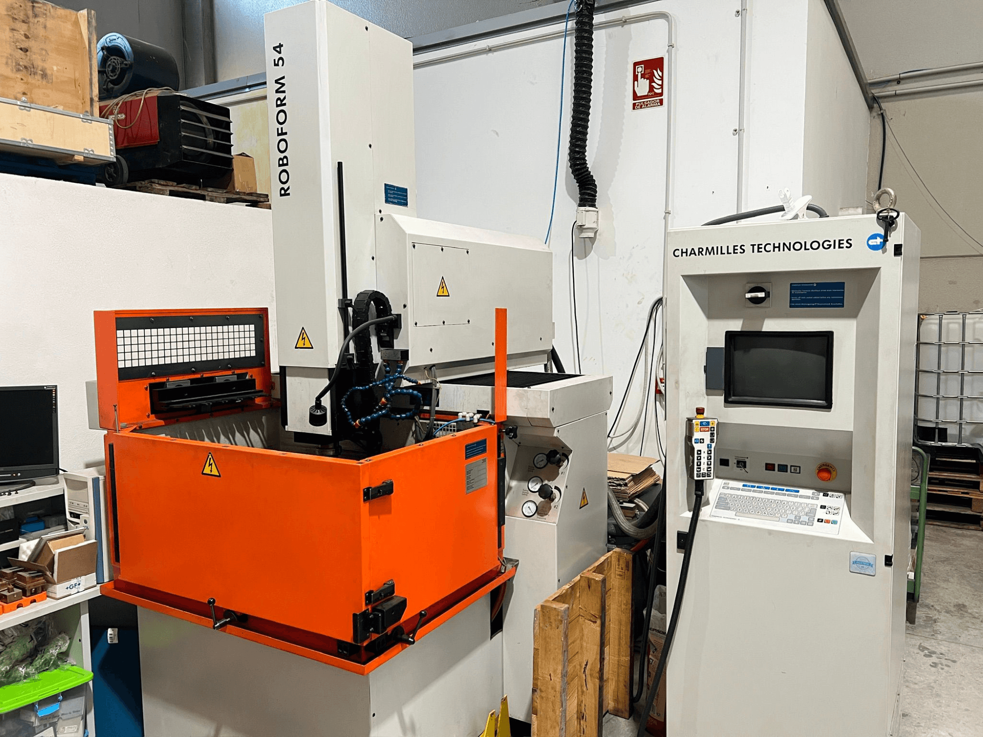 AgieCharmilles Roboform 54 stroj za erozijsku obradu, pogled sprijeda, s narančastim radnim spremnikom i upravljačkom jedinicom.