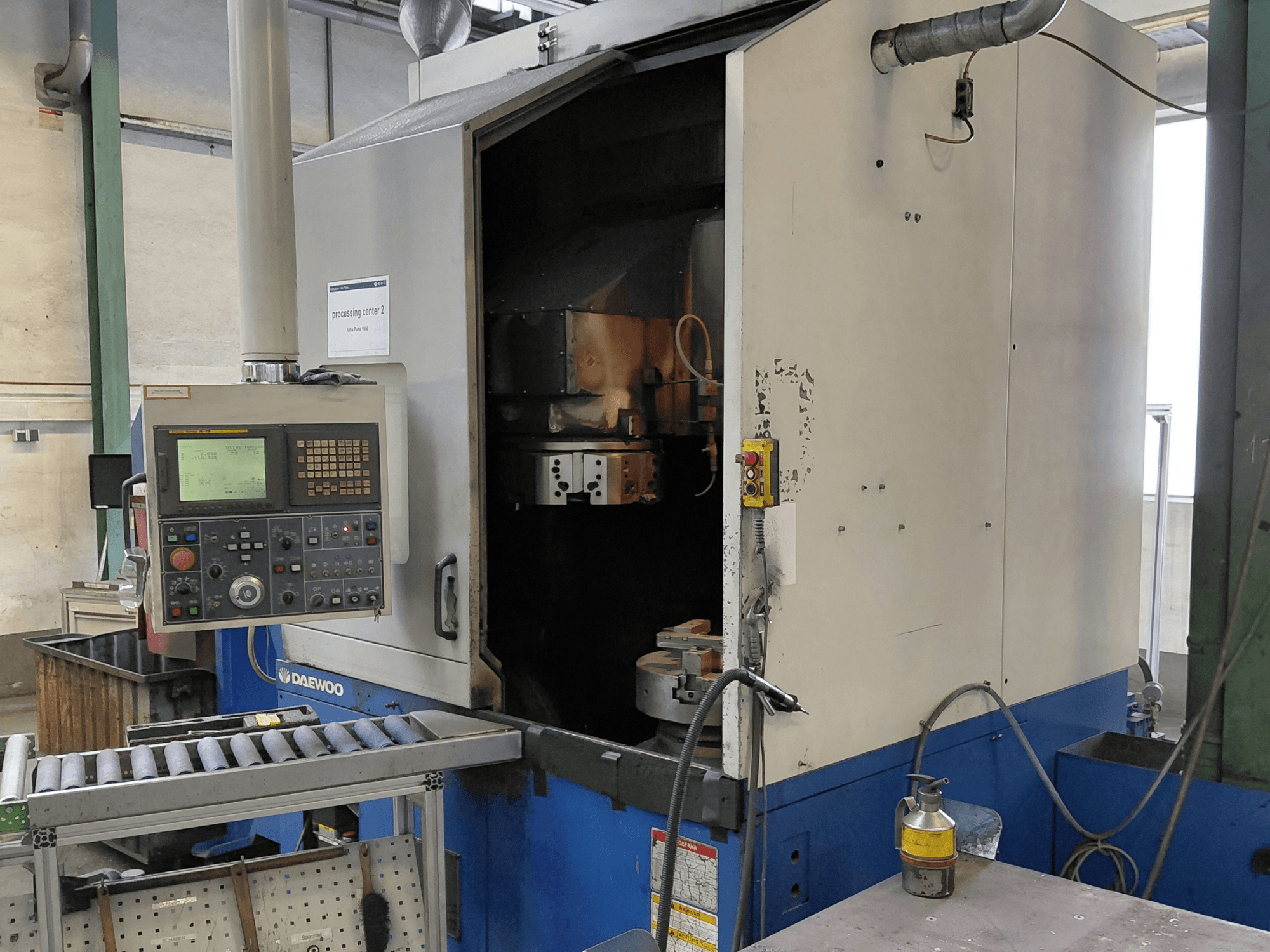 Vertikalna tokarska mašina Daewoo Puma V550, prednji pogled s upravljačkom pločom, vretenom i priključkom za rashladno sredstvo.