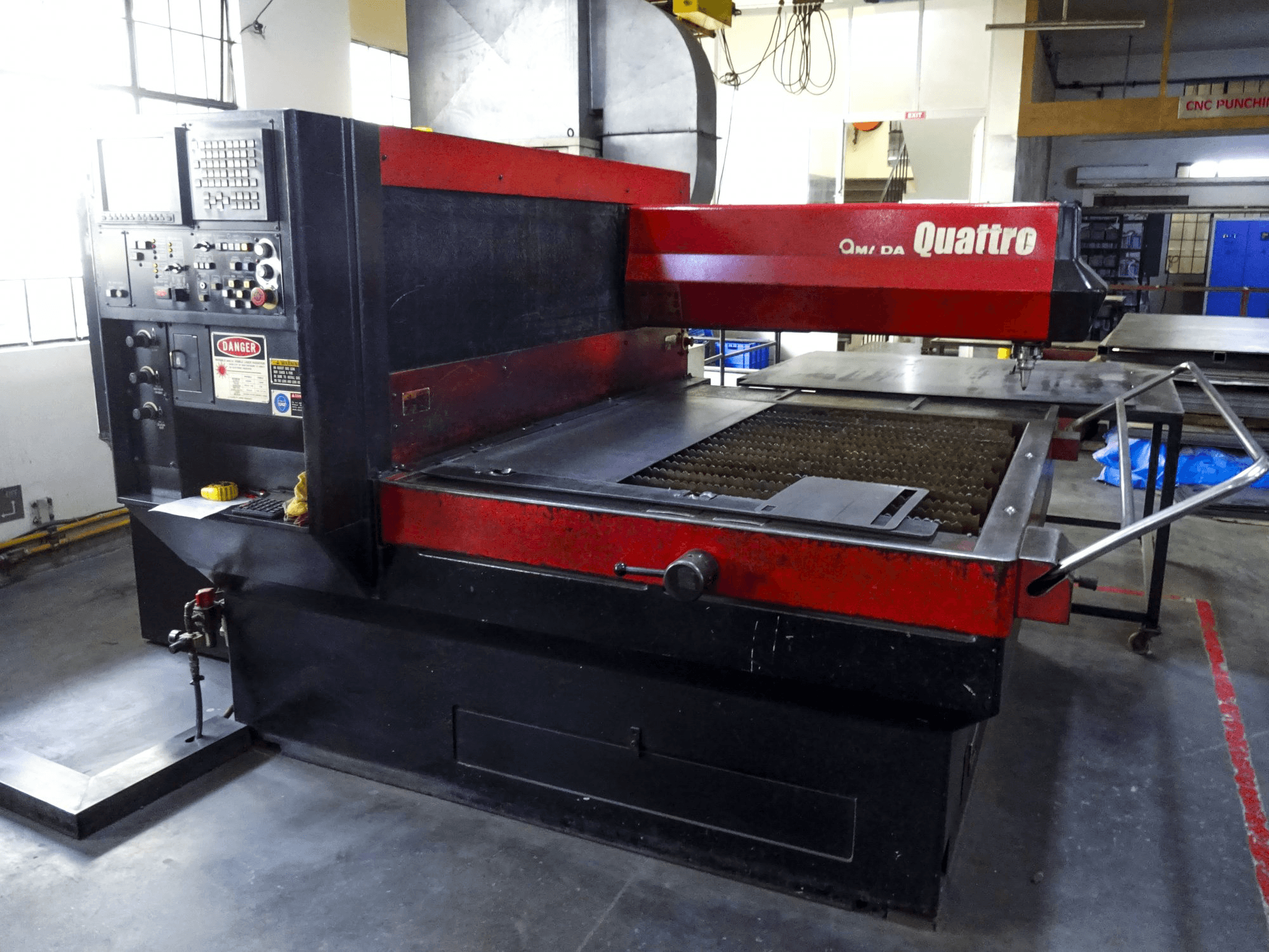 Prikaz stroja AMADA Quattro AF1000E sprijeda