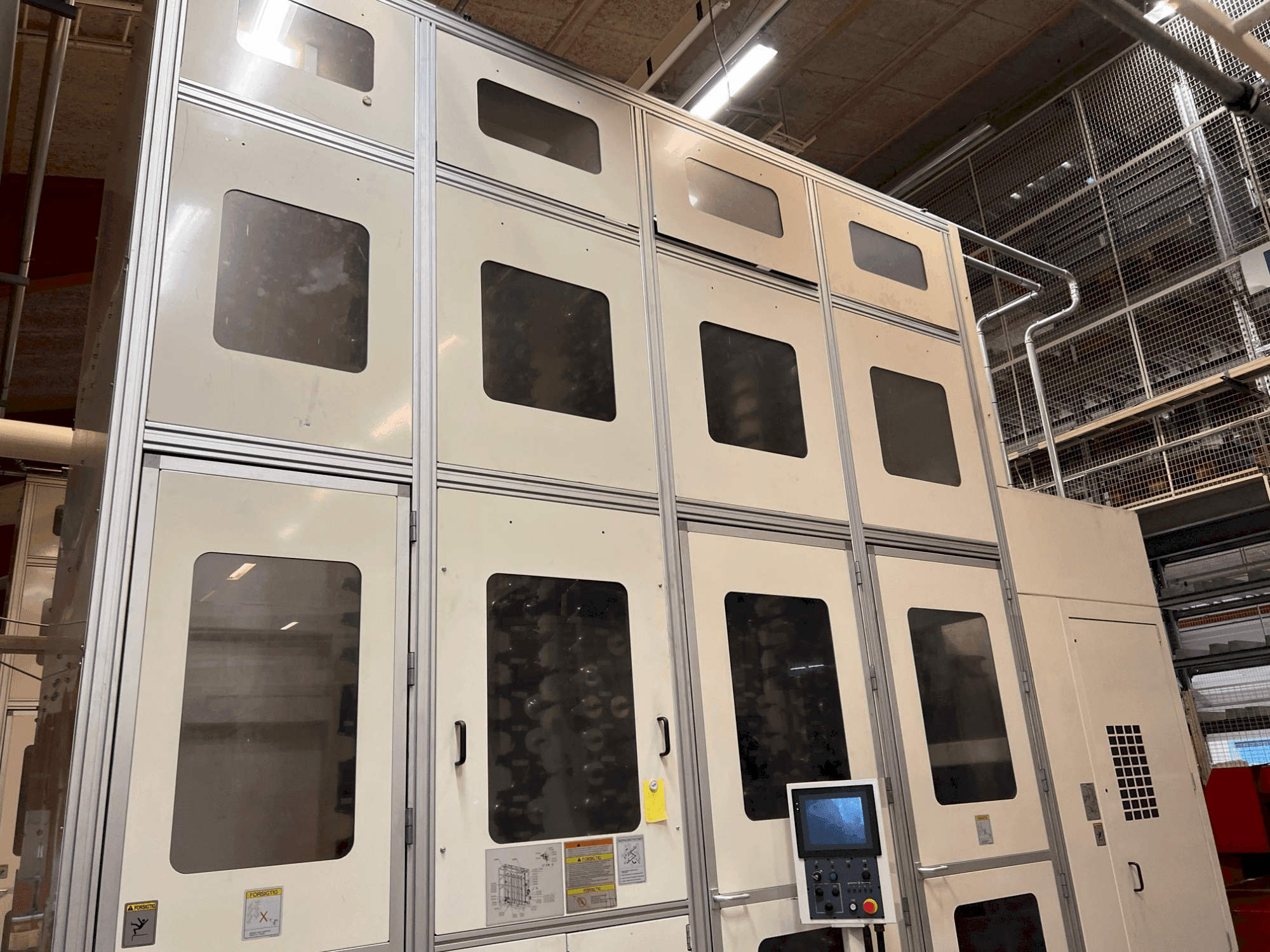 Prikaz stroja Okuma MA-800H slijeva