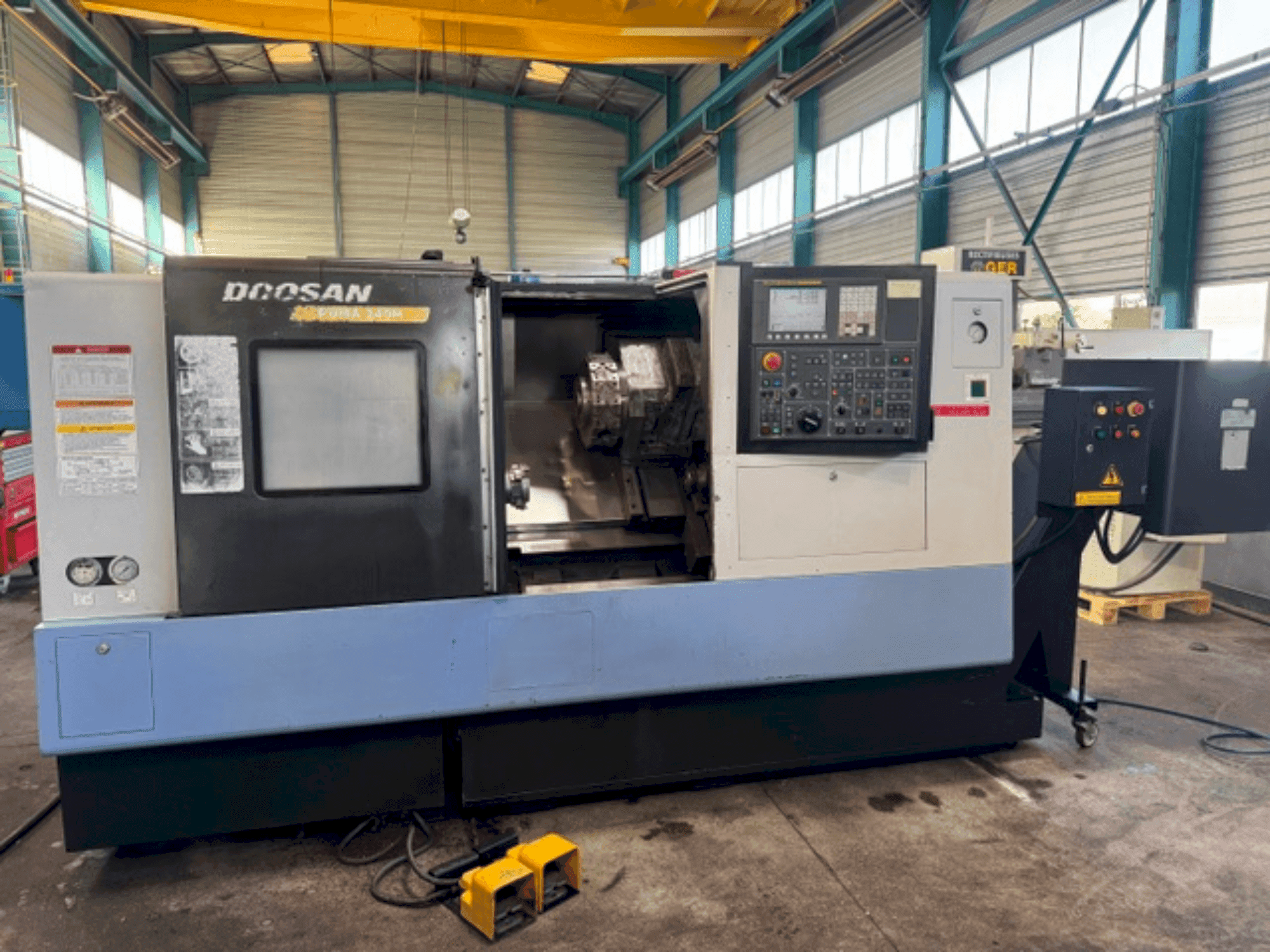 Prikaz stroja DOOSAN PUMA 240MB sprijeda