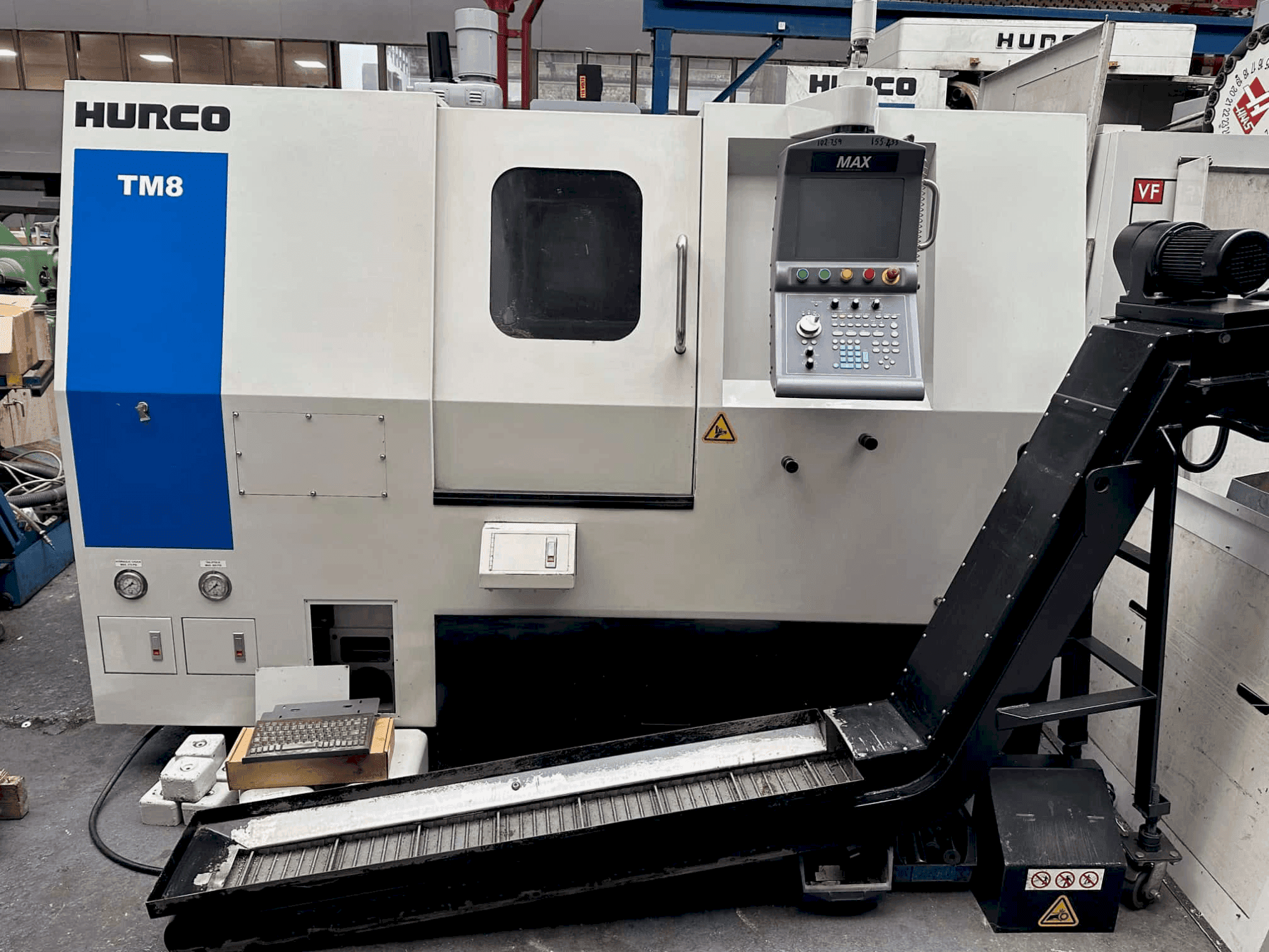 Prikaz stroja Hurco TM8 sprijeda